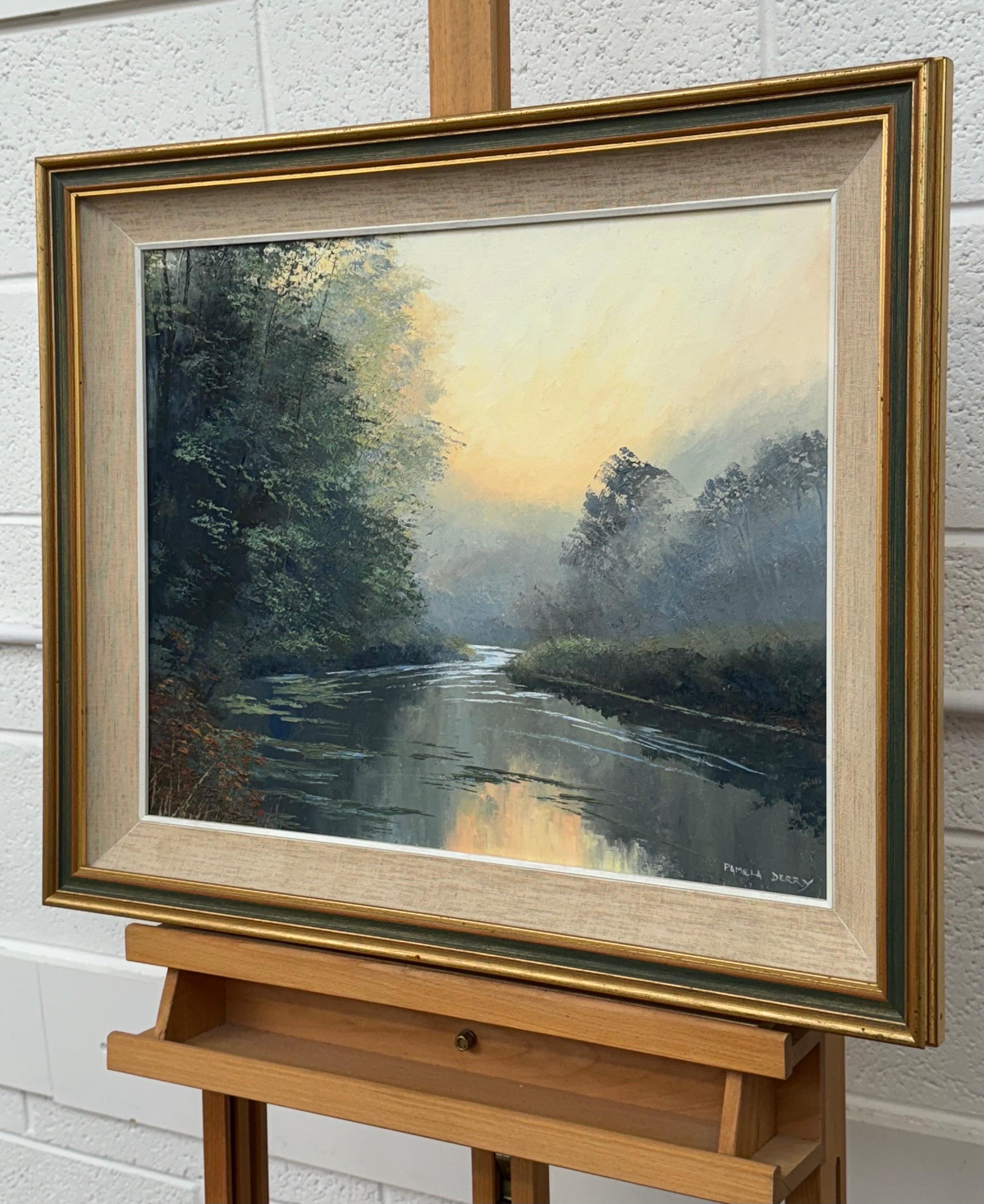 Un sereno paisaje fluvial al amanecer, con árboles brumosos y una suave y cálida luz matinal, de la artista británica del siglo XX Pamela Derry (1932-2002).

El arte mide 20 x 16 pulgadas 
El marco mide 26 x 22 pulgadas 

Con el título 