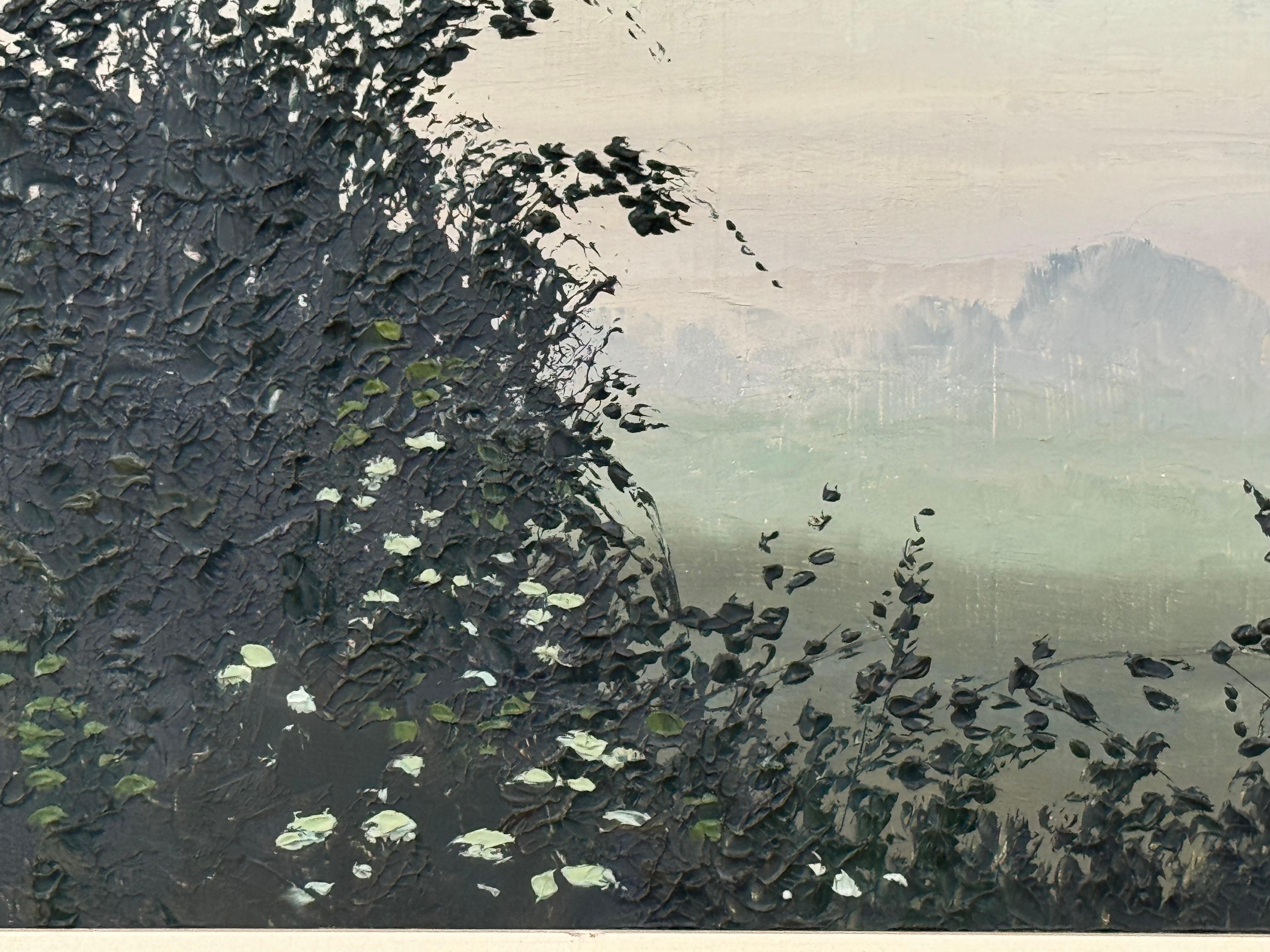 Siepi e campi con fiori selvatici in un paesaggio di campagna inglese nuvoloso in vendita 11