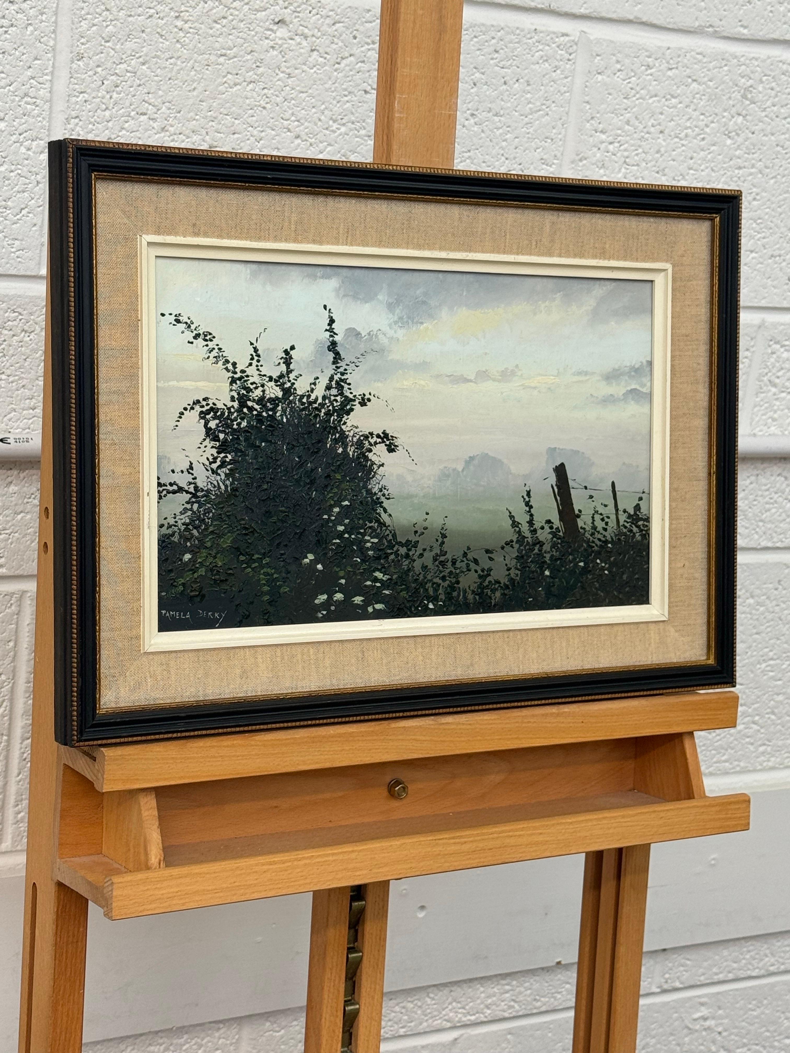 Siepi e campi con fiori selvatici in un paesaggio di campagna inglese nuvoloso - Mixed Media Art Scuola inglese di Pamela Derry