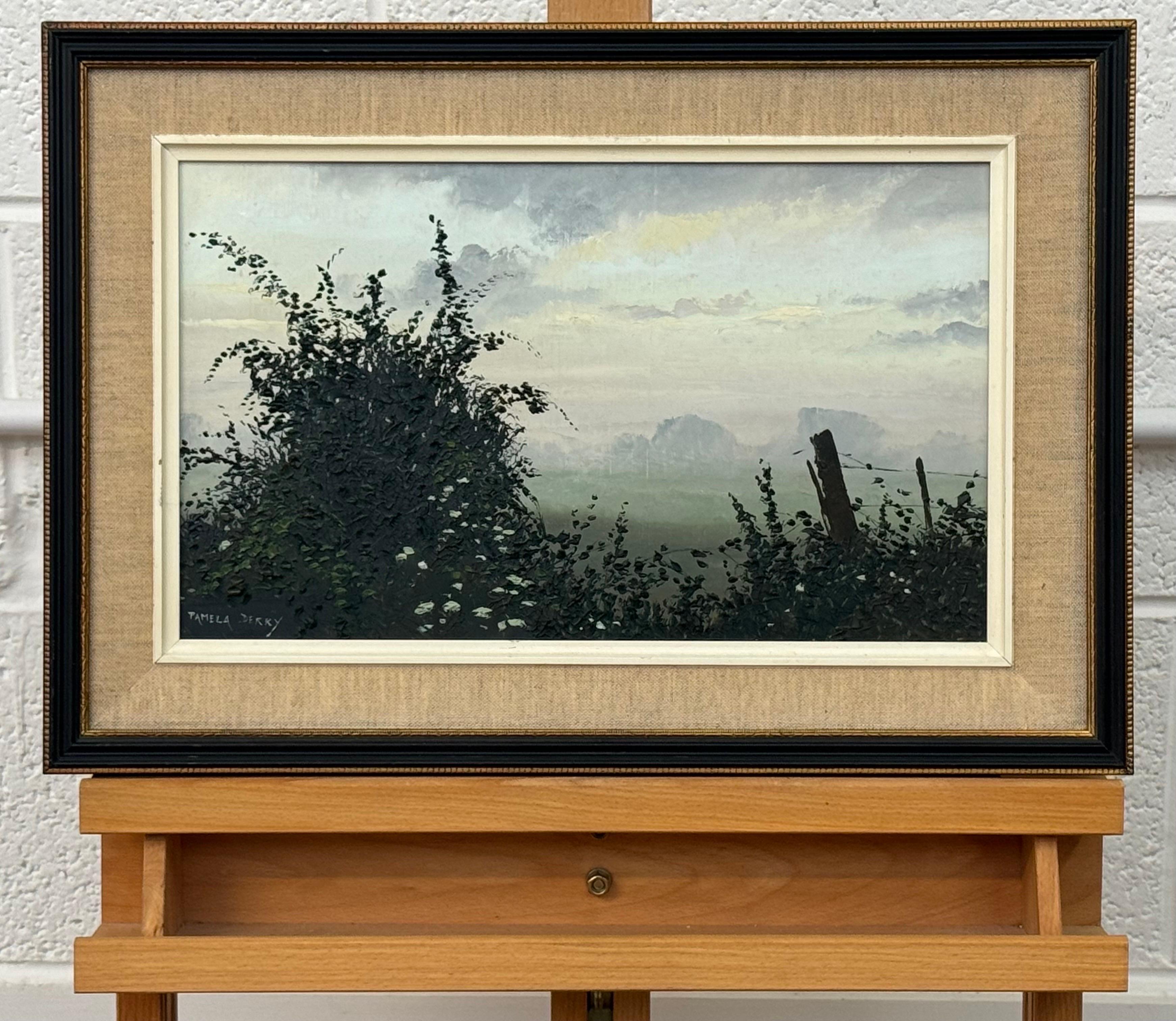 Siepe e campi con fiori selvatici in un paesaggio di campagna inglese coperto dall'artista britannica del XX secolo, Pamela Derry (1932-2002) 

L'arte misura 14,5 x 9 pollici
La cornice misura 19 x 13,5 pollici

Olio d'epoca britannico del XX
