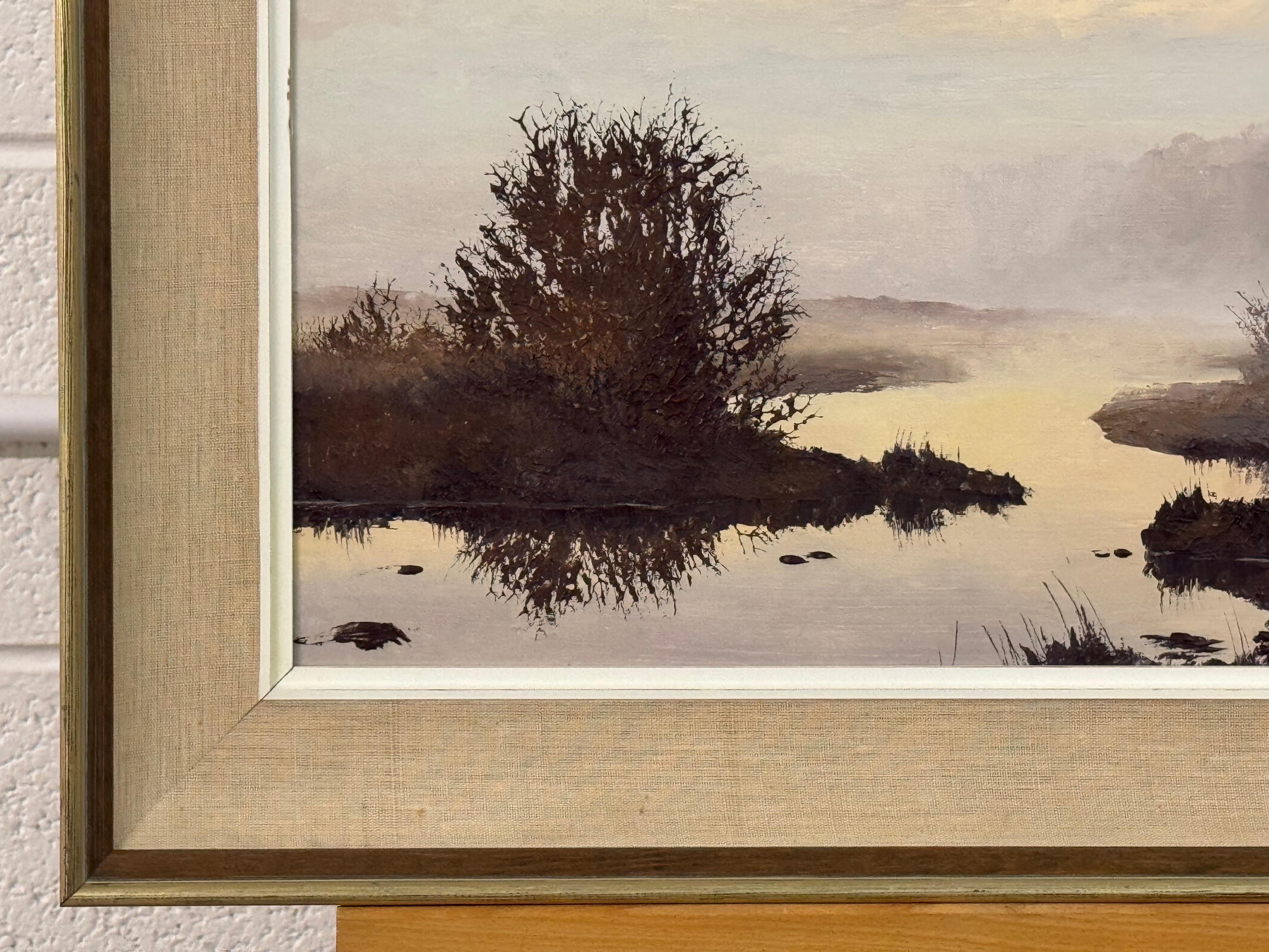 Misty Marschland-Gemälde mit goldener Morgendämmerung, ruhigen Reflexionen und weichen Farbtönen im Angebot 8