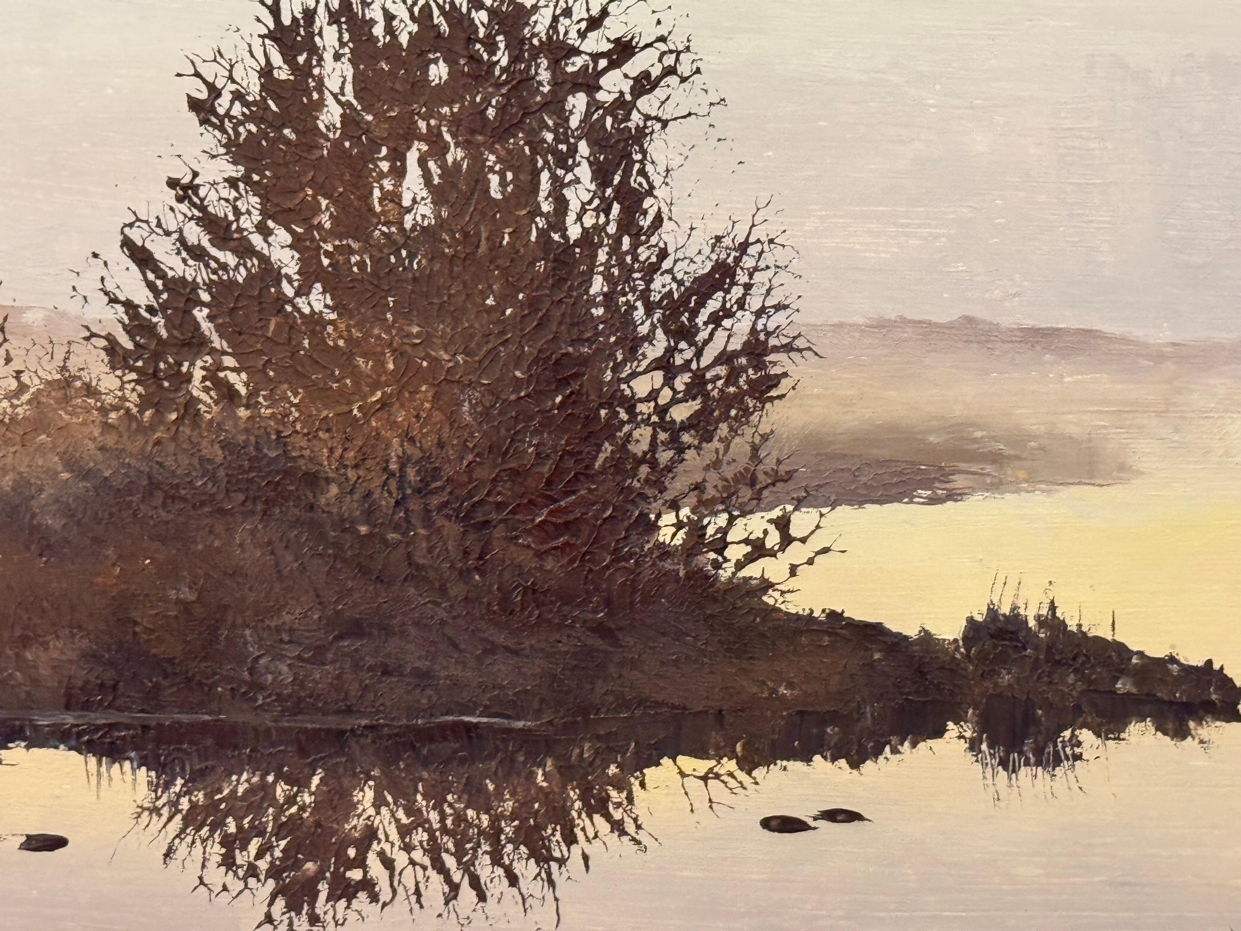 Misty Marschland-Gemälde mit goldener Morgendämmerung, ruhigen Reflexionen und weichen Farbtönen im Angebot 9