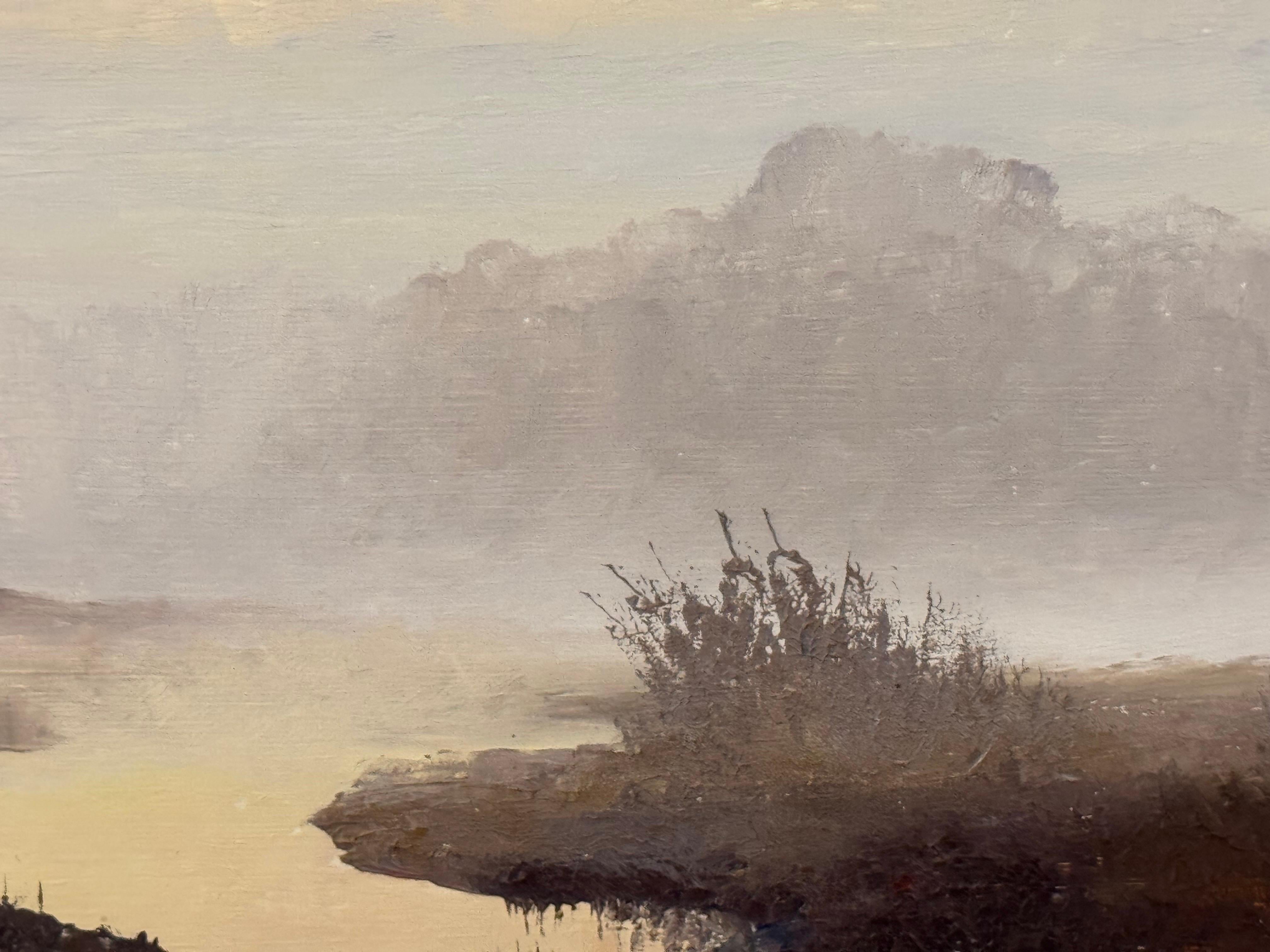 Misty Marschland-Gemälde mit goldener Morgendämmerung, ruhigen Reflexionen und weichen Farbtönen im Angebot 10