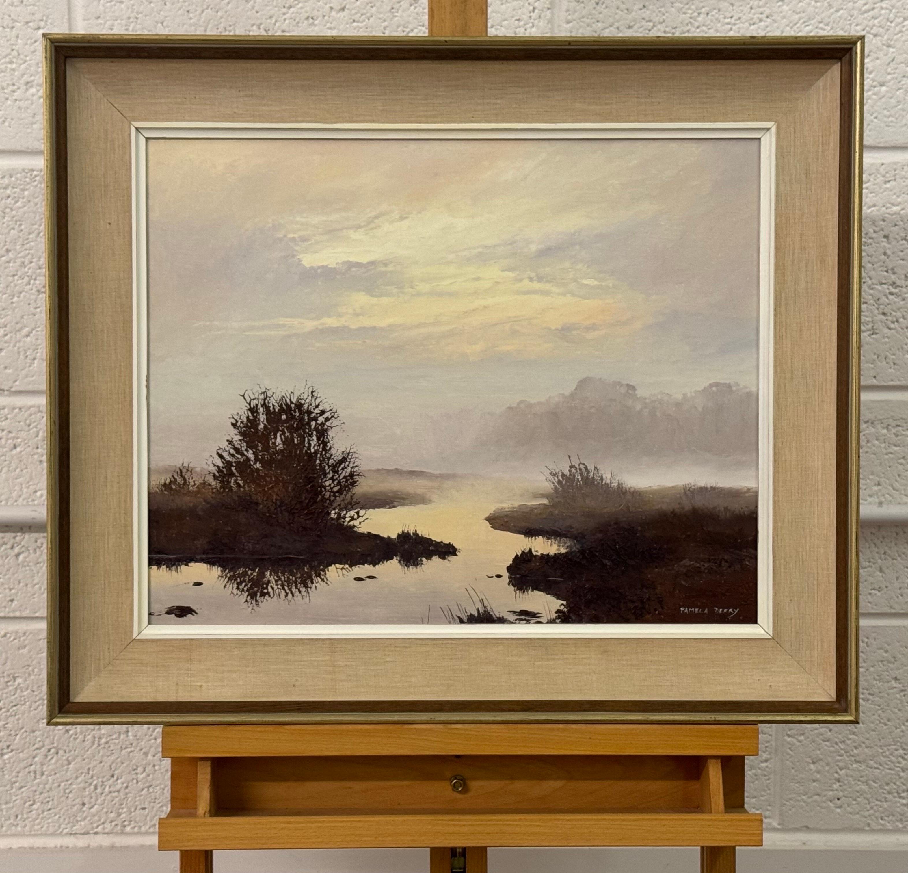 Misty Marschland-Gemälde mit goldener Morgendämmerung, ruhigen Reflexionen und weichen Farbtönen im Angebot 5