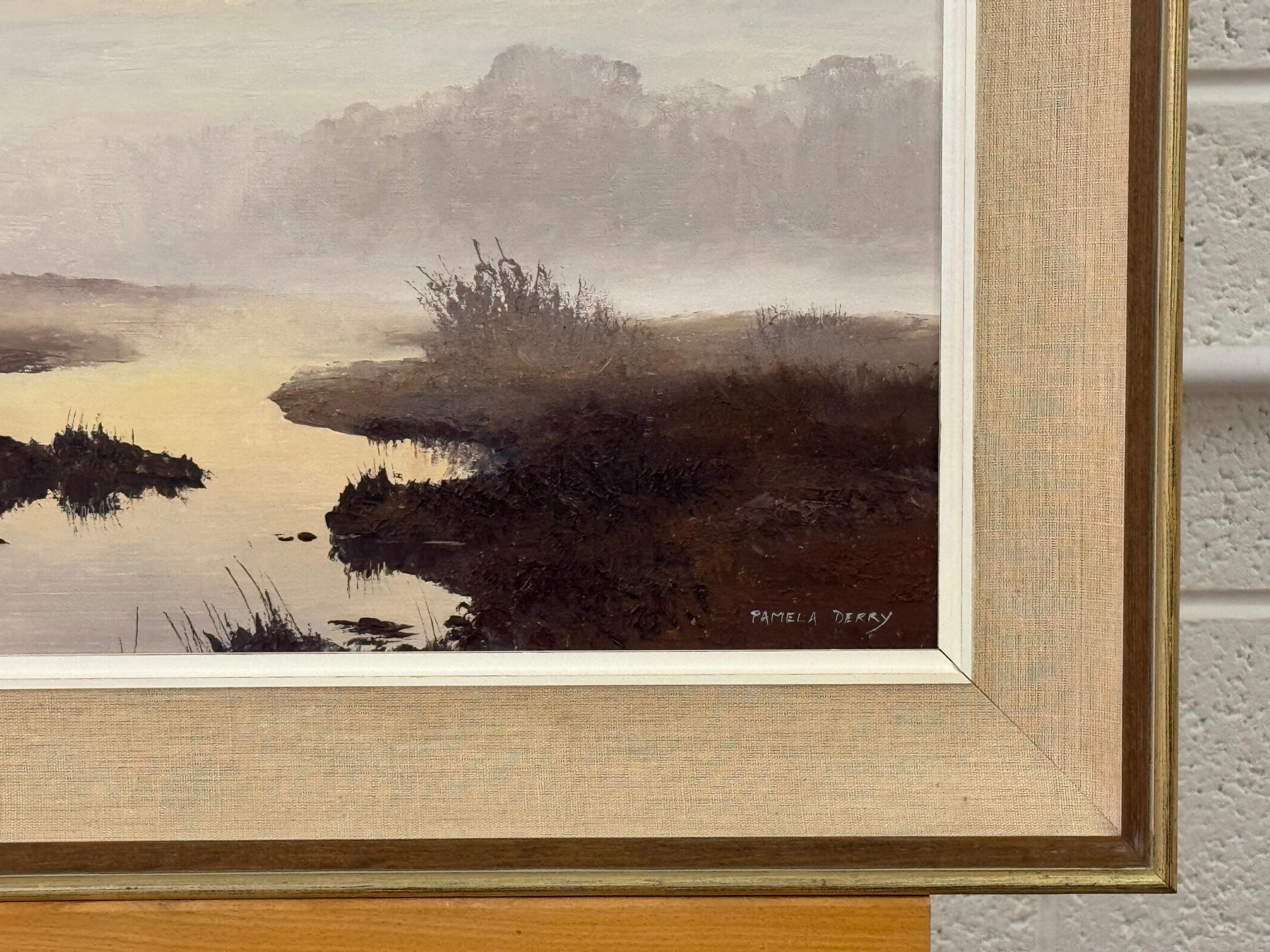 Misty Marschland-Gemälde mit goldener Morgendämmerung, ruhigen Reflexionen und weichen Farbtönen im Angebot 6