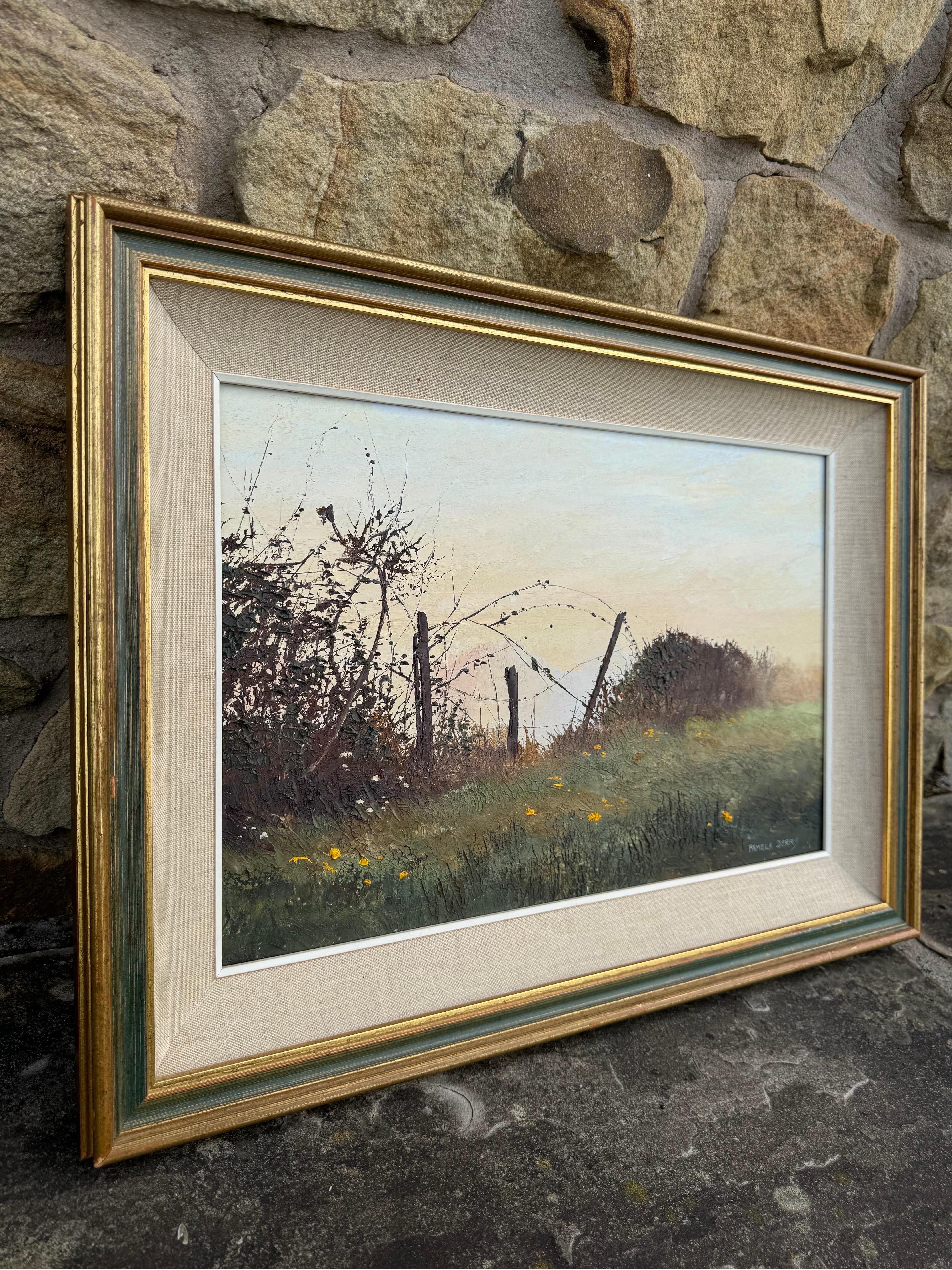 Serena mañana de campo con flores silvestres, valla rústica y luz suave y brumosa - Painting de Pamela Derry