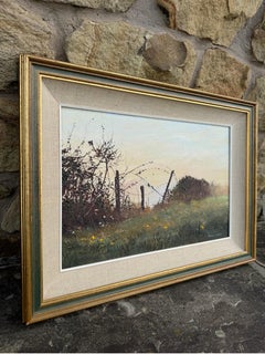 Serene Landschaft am Morgen mit wilden Blumen, rustikalem Zaun und weichem, nebligem Licht