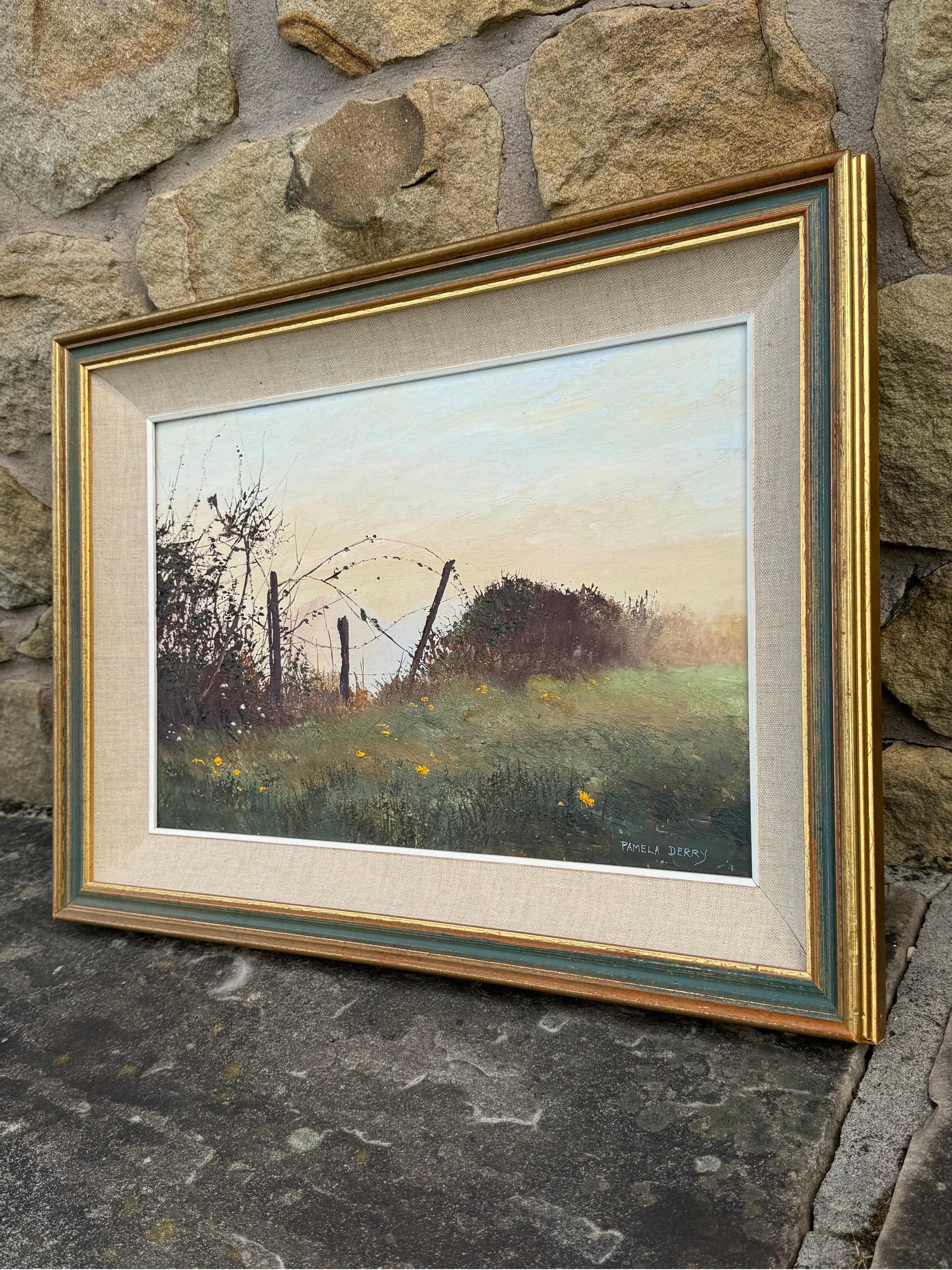 Serena mañana de campo con flores silvestres, valla rústica y luz suave y brumosa - Landscape Painting Marrón de Pamela Derry