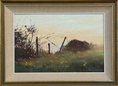 Matinée sereine à la campagne avec des fleurs sauvages, une clôture rustique et une lumière douce et brumeuse.