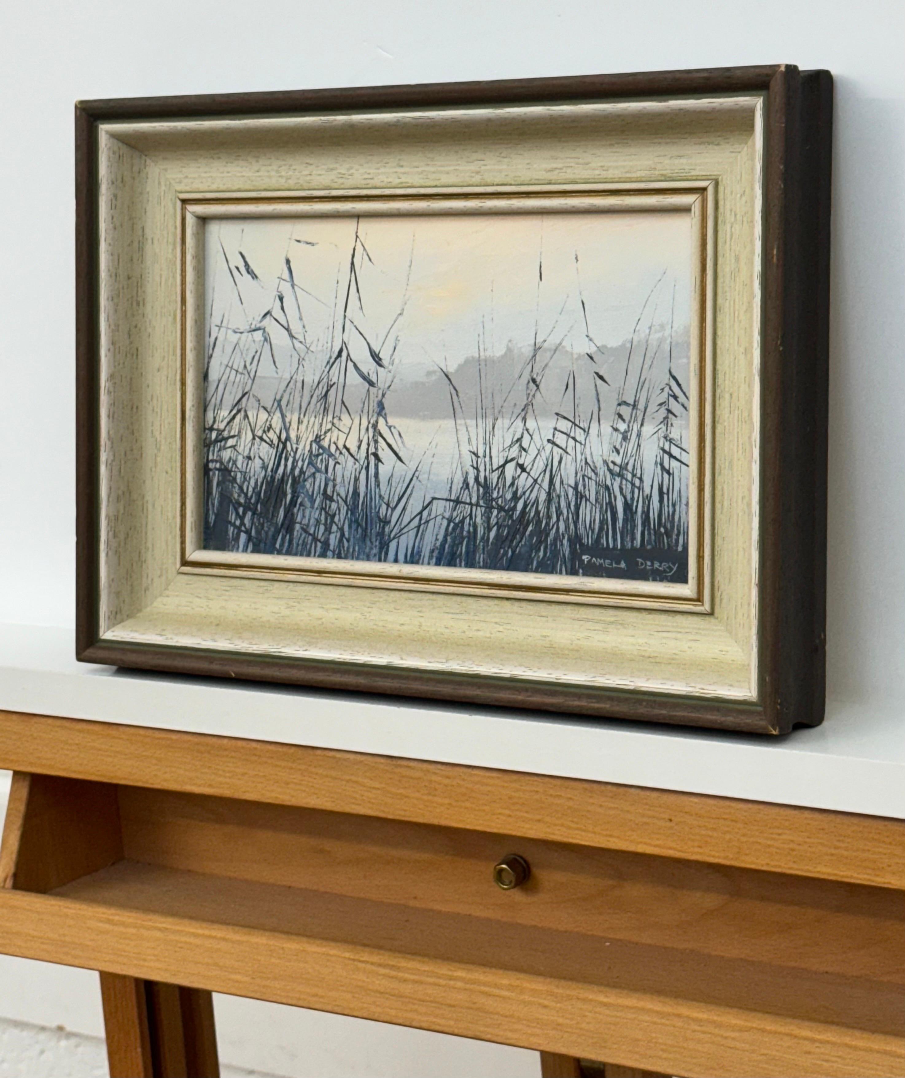 Serena escena junto a un lago con delicados juncos en suaves tonos crepusculares neblinosos - Landscape Painting Marrón de Pamela Derry