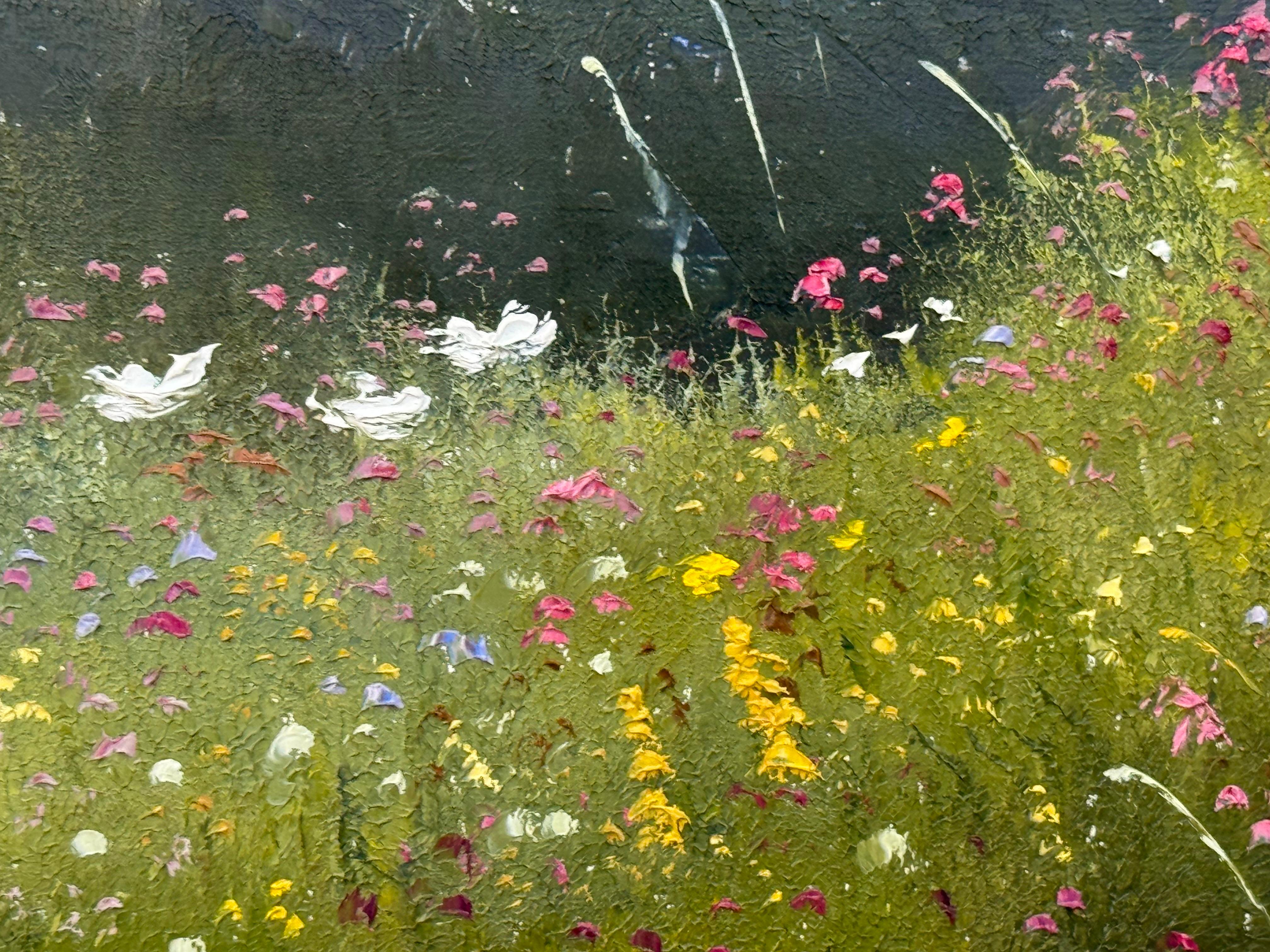 Scena di prato estivo con fiori selvatici e alberi in una serena campagna inglese in vendita 7
