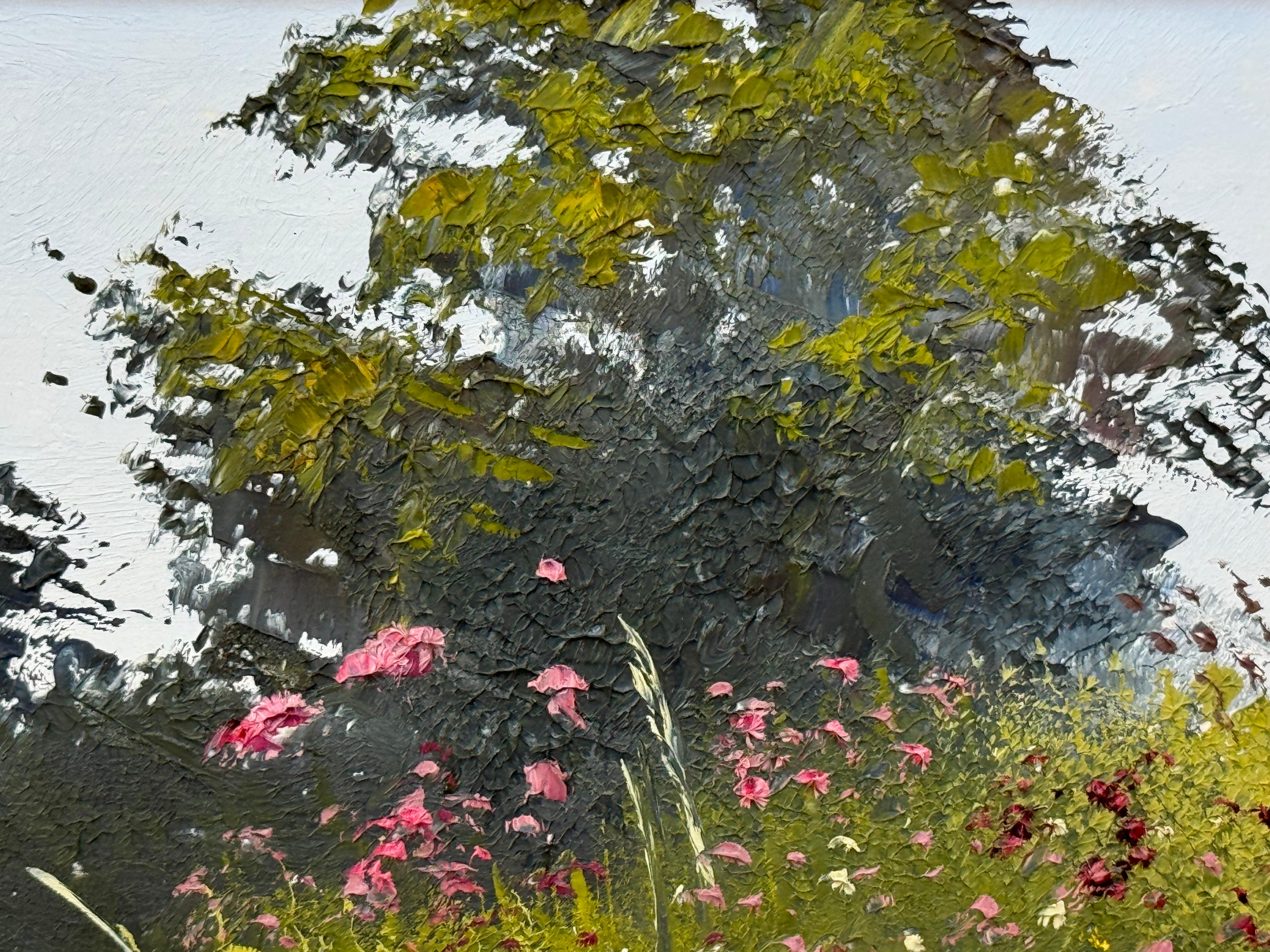 Scena di prato estivo con fiori selvatici e alberi in una serena campagna inglese in vendita 9