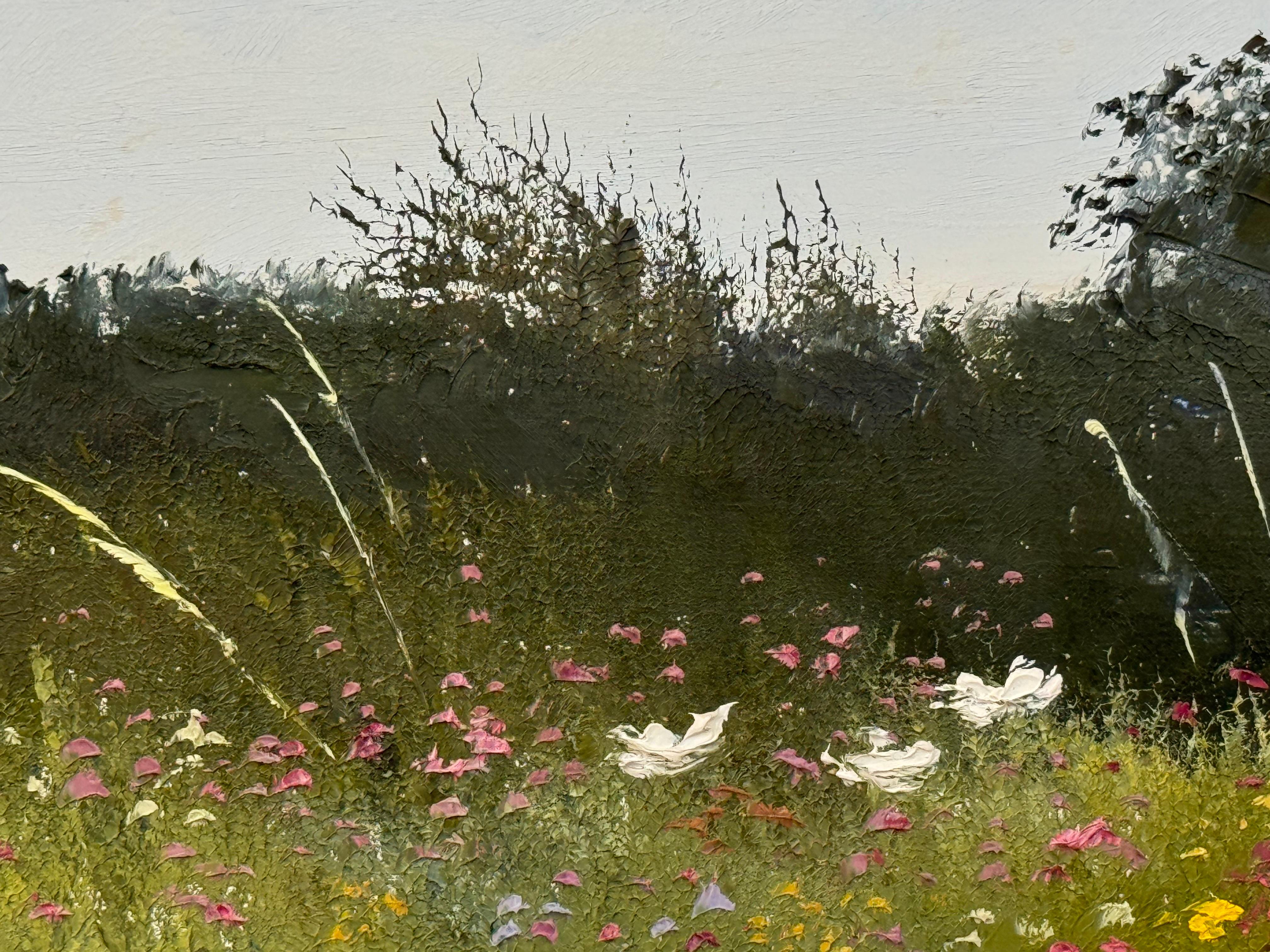 Scena di prato estivo con fiori selvatici e alberi in una serena campagna inglese in vendita 10