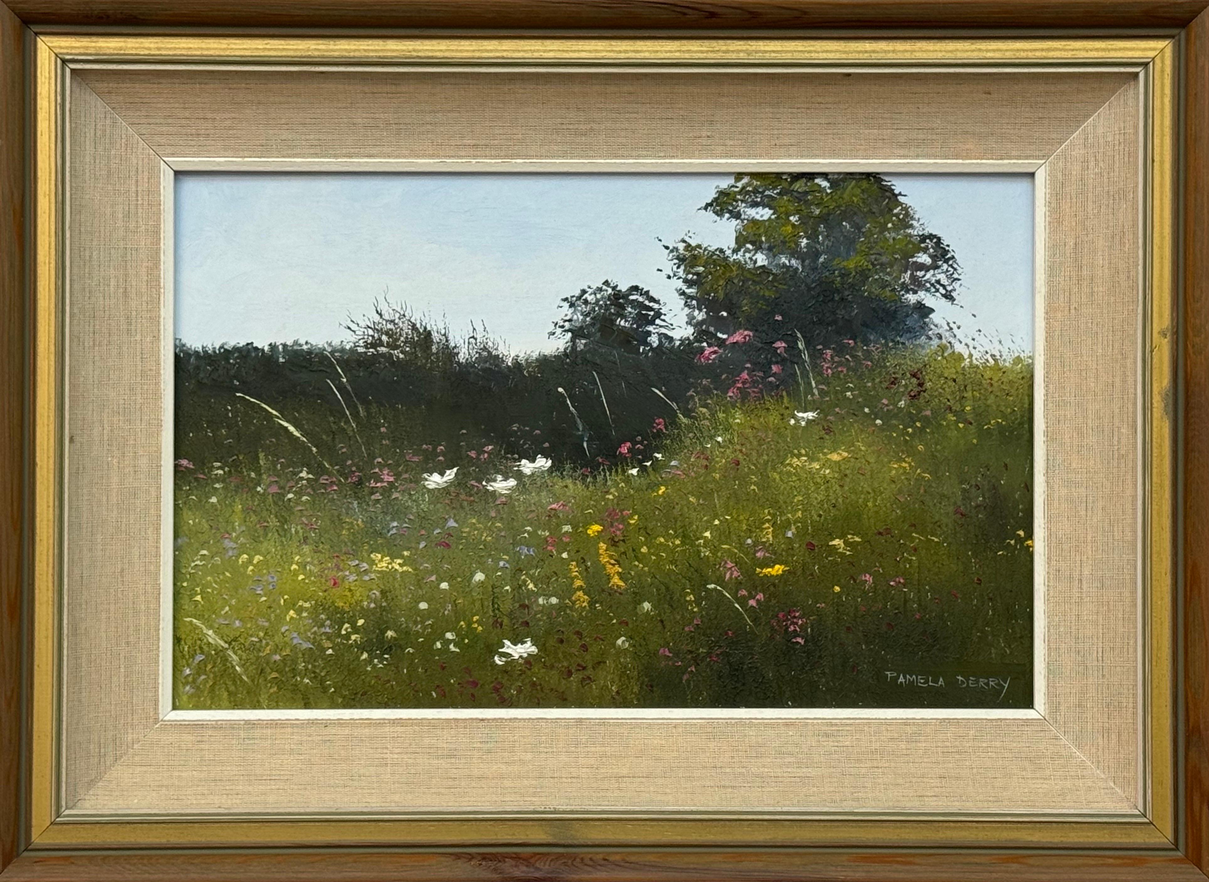 Scena di prato estivo con fiori selvatici e alberi in una serena campagna inglese