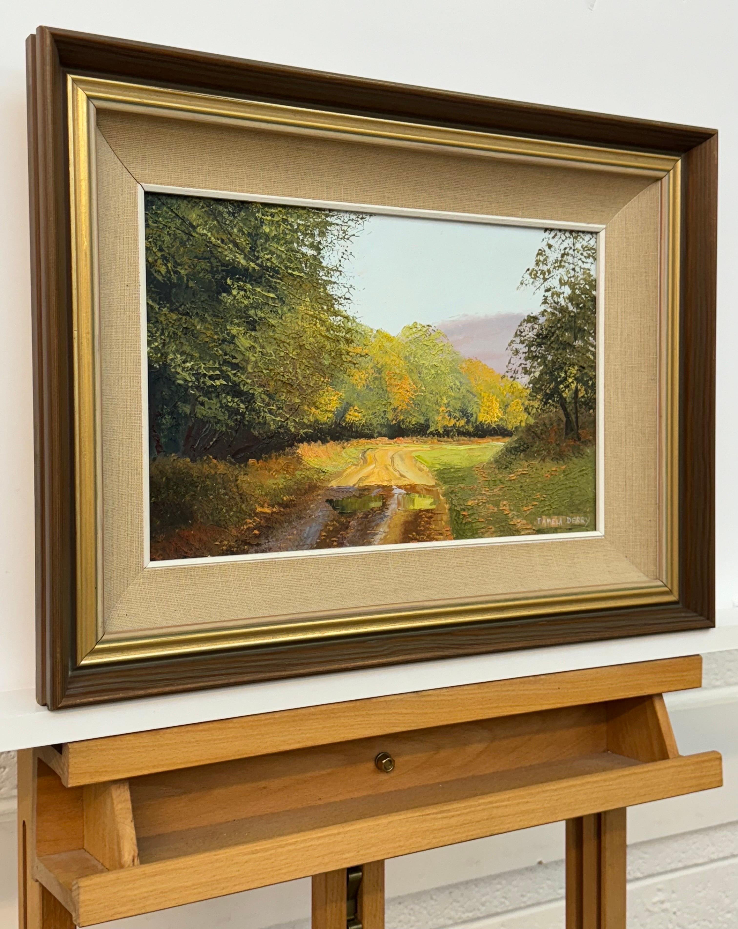 Camino rural iluminado por el sol, exuberante vegetación, tonos otoñales, paisaje rural sereno - Painting de Pamela Derry