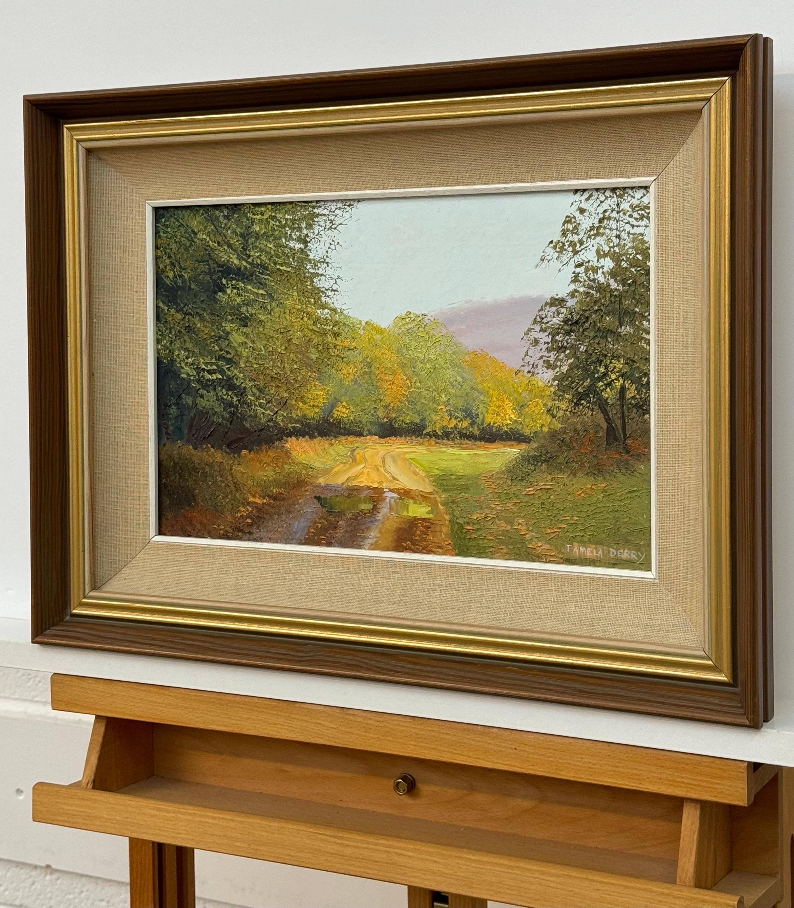 Camino rural iluminado por el sol, exuberante vegetación, tonos otoñales, paisaje rural sereno - Landscape Painting Marrón de Pamela Derry