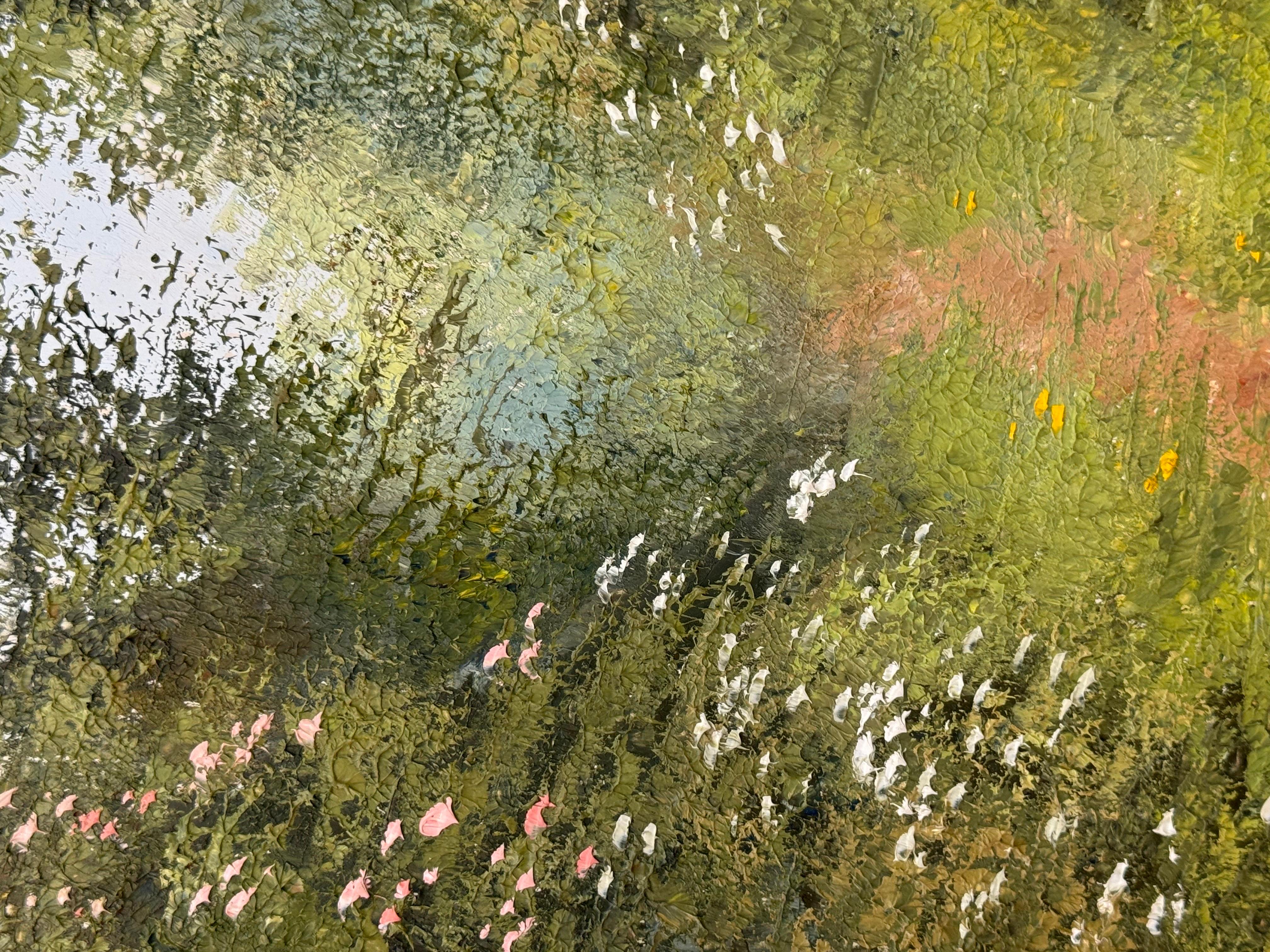 Tranquillo sentiero nel bosco, fitta vegetazione, fiori selvatici, sereno paesaggio Nature 12
