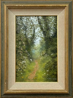 Tranquillo sentiero nel bosco, fitta vegetazione, fiori selvatici, sereno paesaggio Nature
