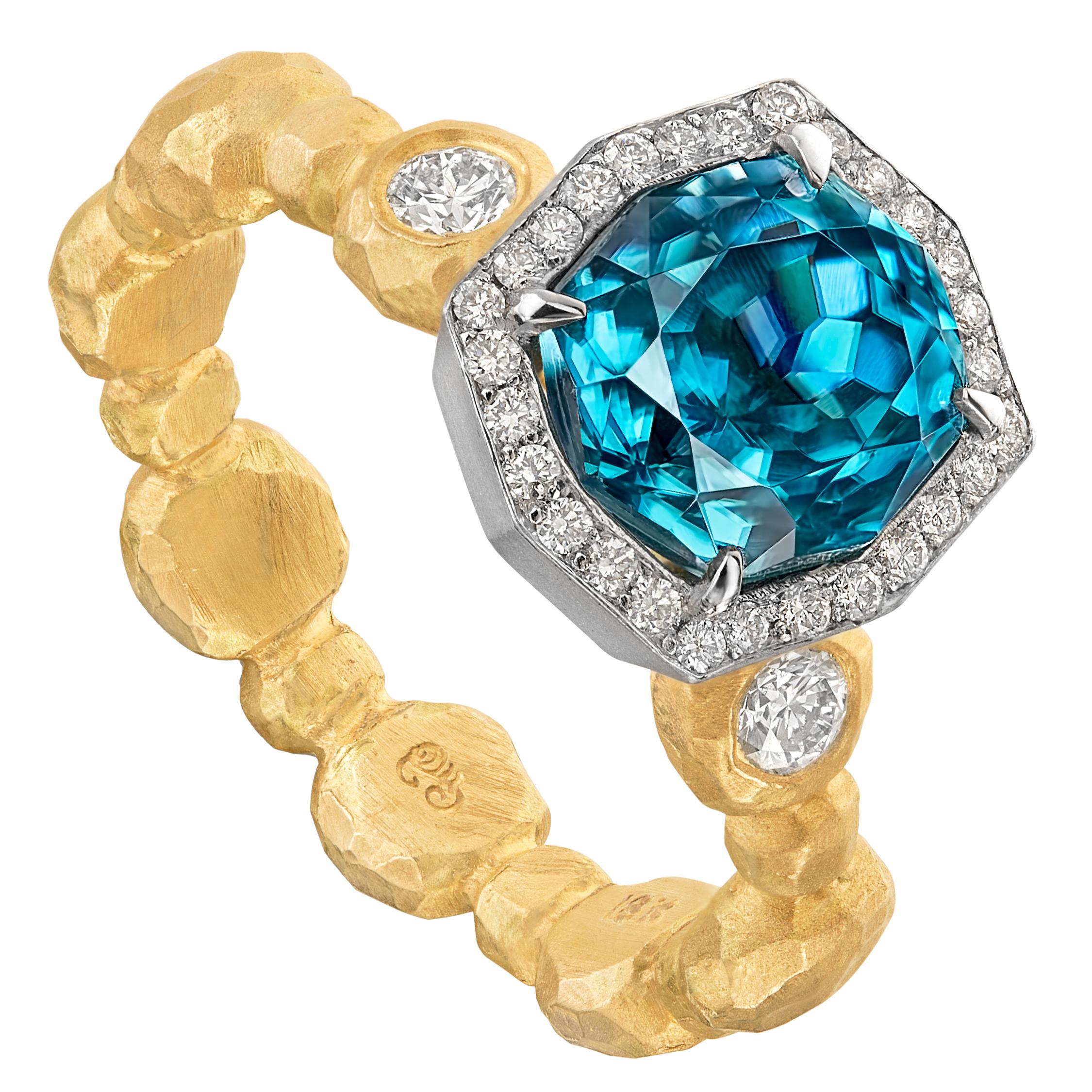 Einzigartiger Gold- Crush-Ring mit blauem Zirkon und weißem Diamant, Pamela Froman