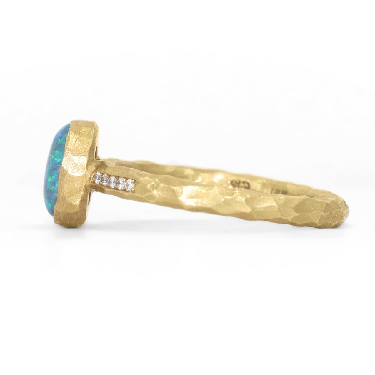 Anello unico nel suo genere, realizzato a mano dall'artista Pamela Froman in oro giallo 18 carati, con un'opale seminera da 1,10 carati, traslucida e infuocata, incastonata nel castone.  e affiancato da dieci diamanti bianchi tondi taglio brillante
