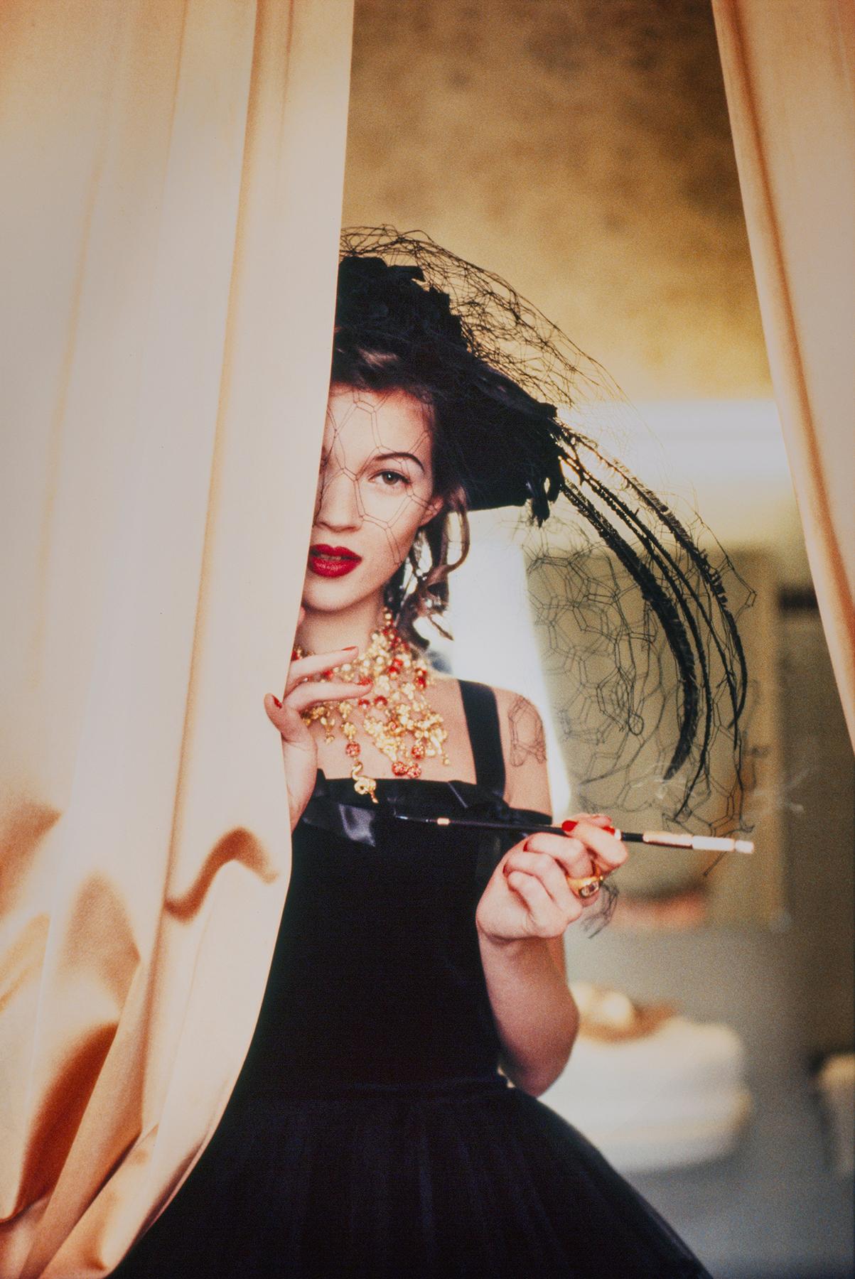 Color Photograph di Pamela Hanson - Kate Moss (6), VOGUE Italia, 1992
