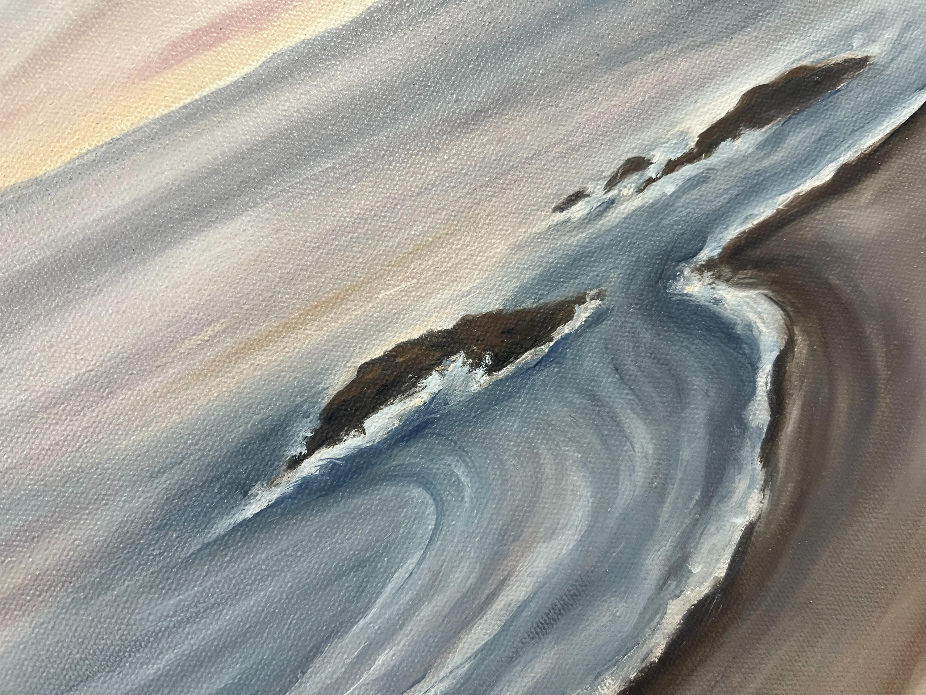 <p>Commentaires de l'artiste<br />L'artiste Pamela Hoke présente un paysage marin d'une côte tranquille dans les dernières heures avant le coucher du soleil. Elle se rappelle avoir trouvé une plume au hasard sur le sol, tout ce dont elle avait