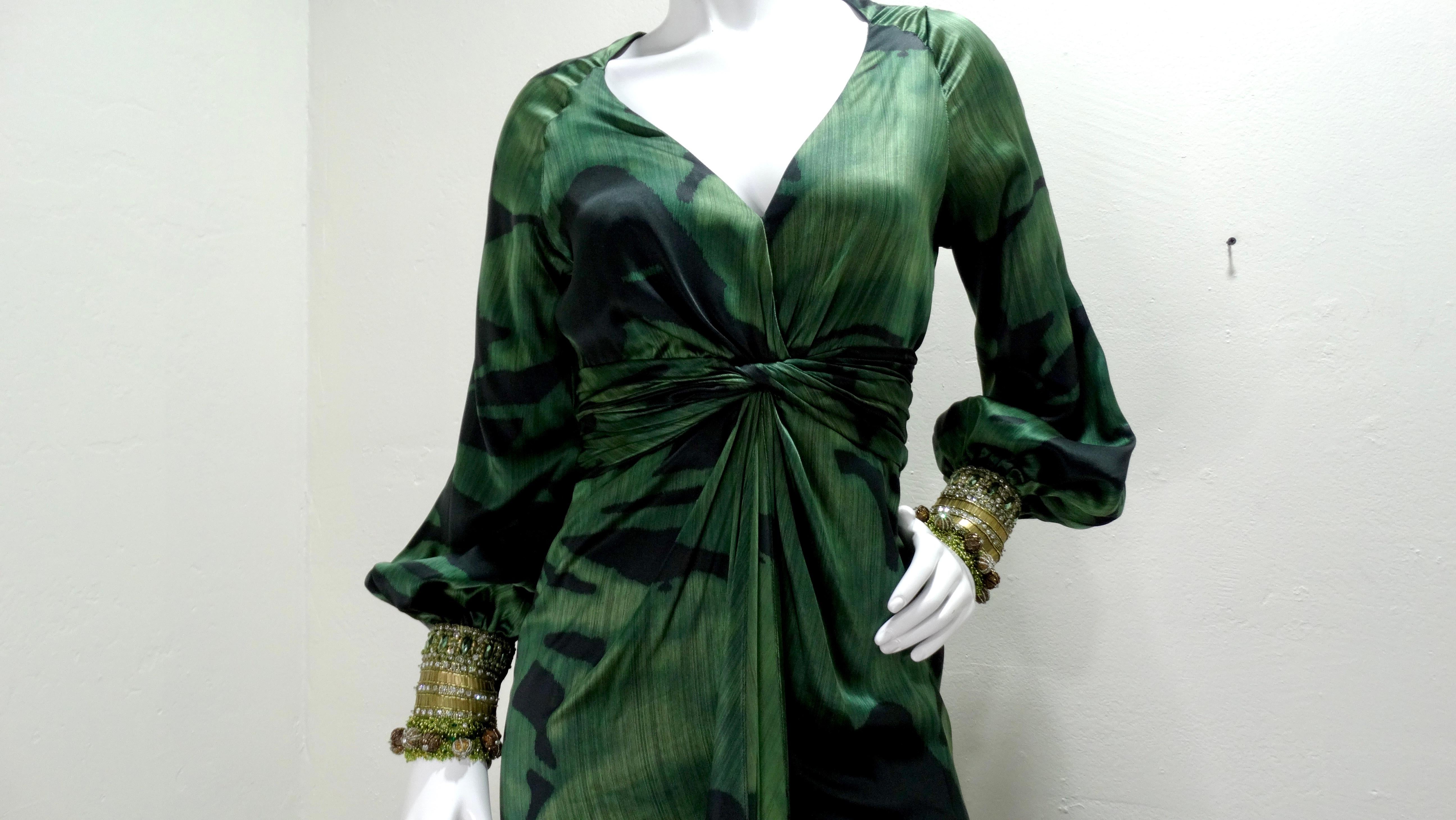 Ein zeitloses Abendkleid mit wunderschönen Perlenärmeln von Pamella Roland. Dieses Kleid ist ein klassisches Stück, das sowohl tagsüber als auch abends getragen werden kann. Mit einem Kleid wie diesem in Ihrem Kleiderschrank sind Sie sicher, dass