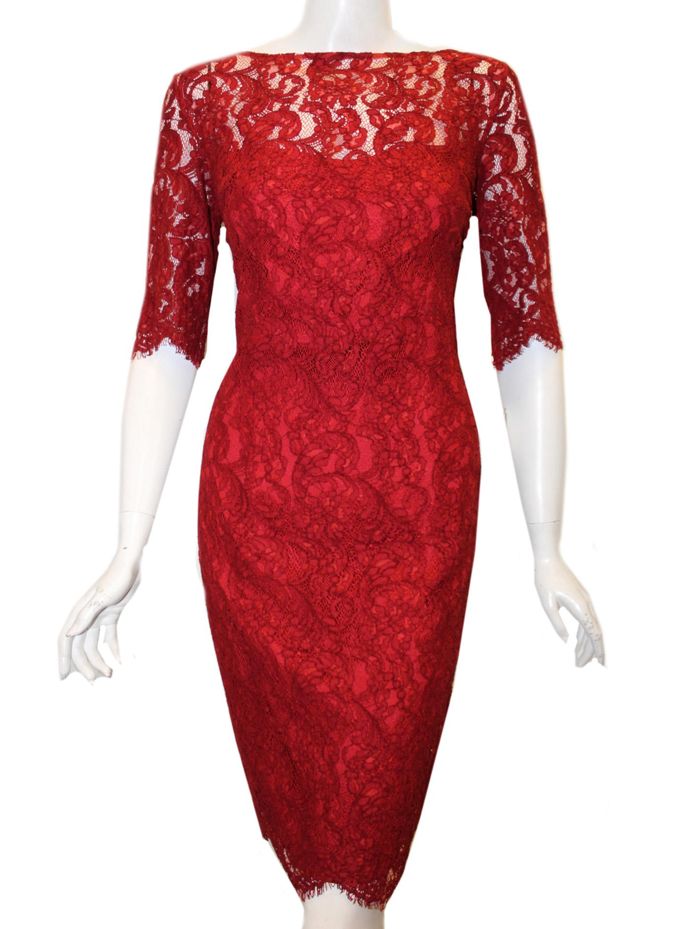 Pamella Roland Ruby Lace Scalloped Sleeves and Hem In Excellent Condition For Sale In Palm Beach, FL