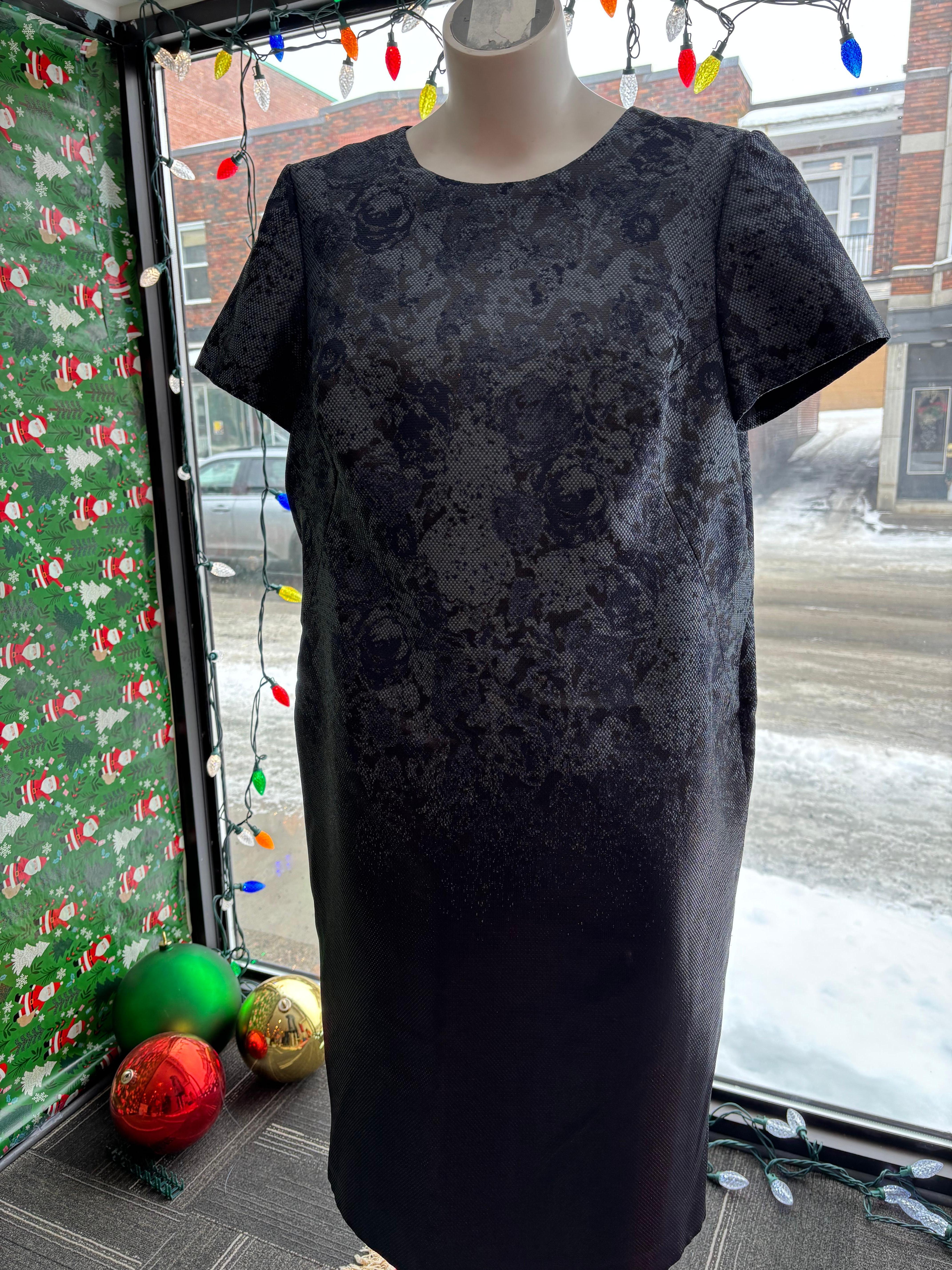 Ein eleganter Zweiteiler, der natürlich auch separat getragen werden kann. Es besteht aus einem Kleid mit kurzen Ärmeln und einem passenden Mantel.
Das Futter besteht zu 100 % aus Seide und der Körper des Stücks aus Polyester und Seide. 
Der Effekt