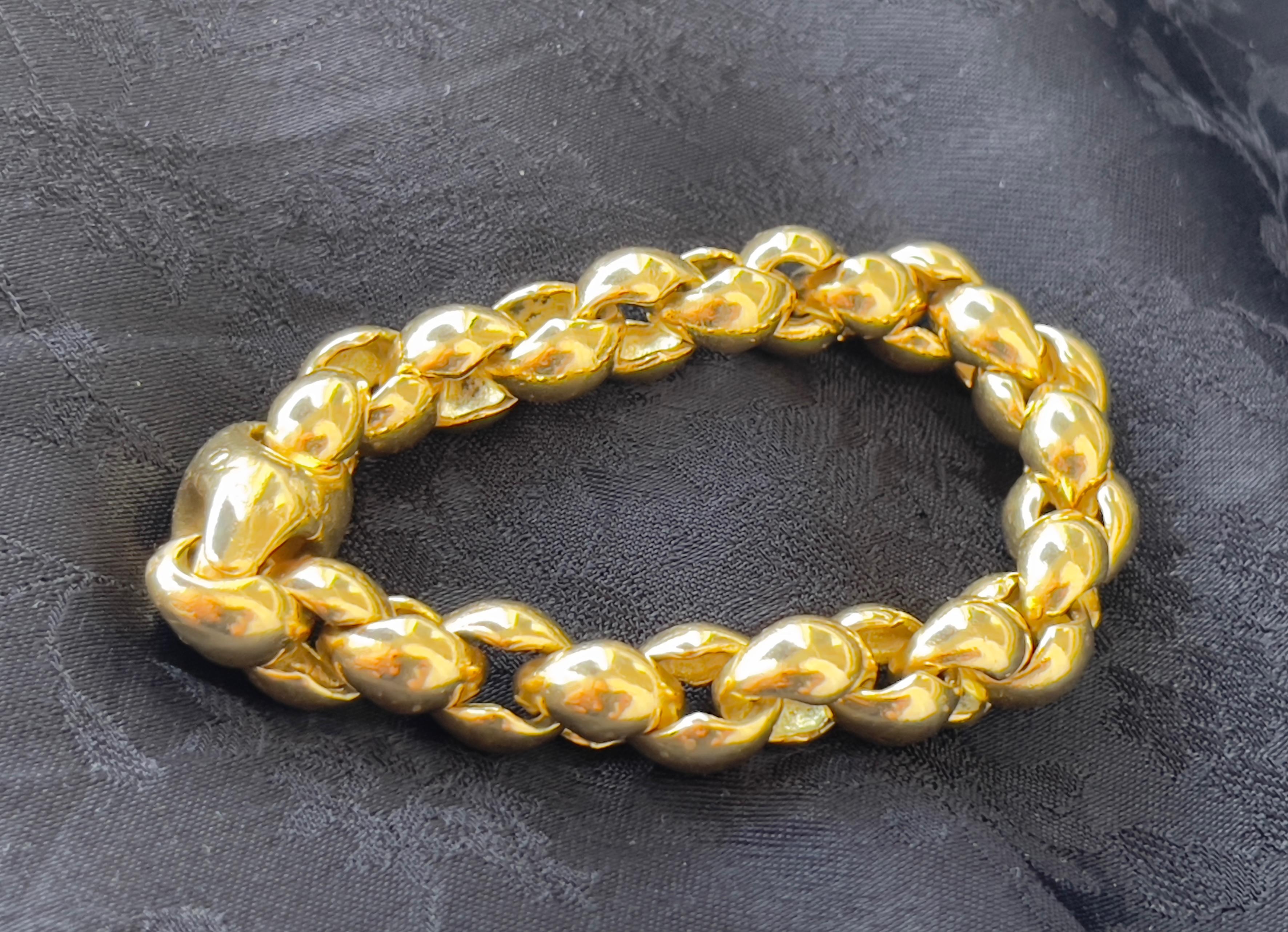 A vintage classical bold chain link bracelet made of 18K yellow gold. This amazing accessory is composed of 24 solid gold chain links. The classical design of this gourmette bracelet makes its suitable for any occasion: during the day time and for