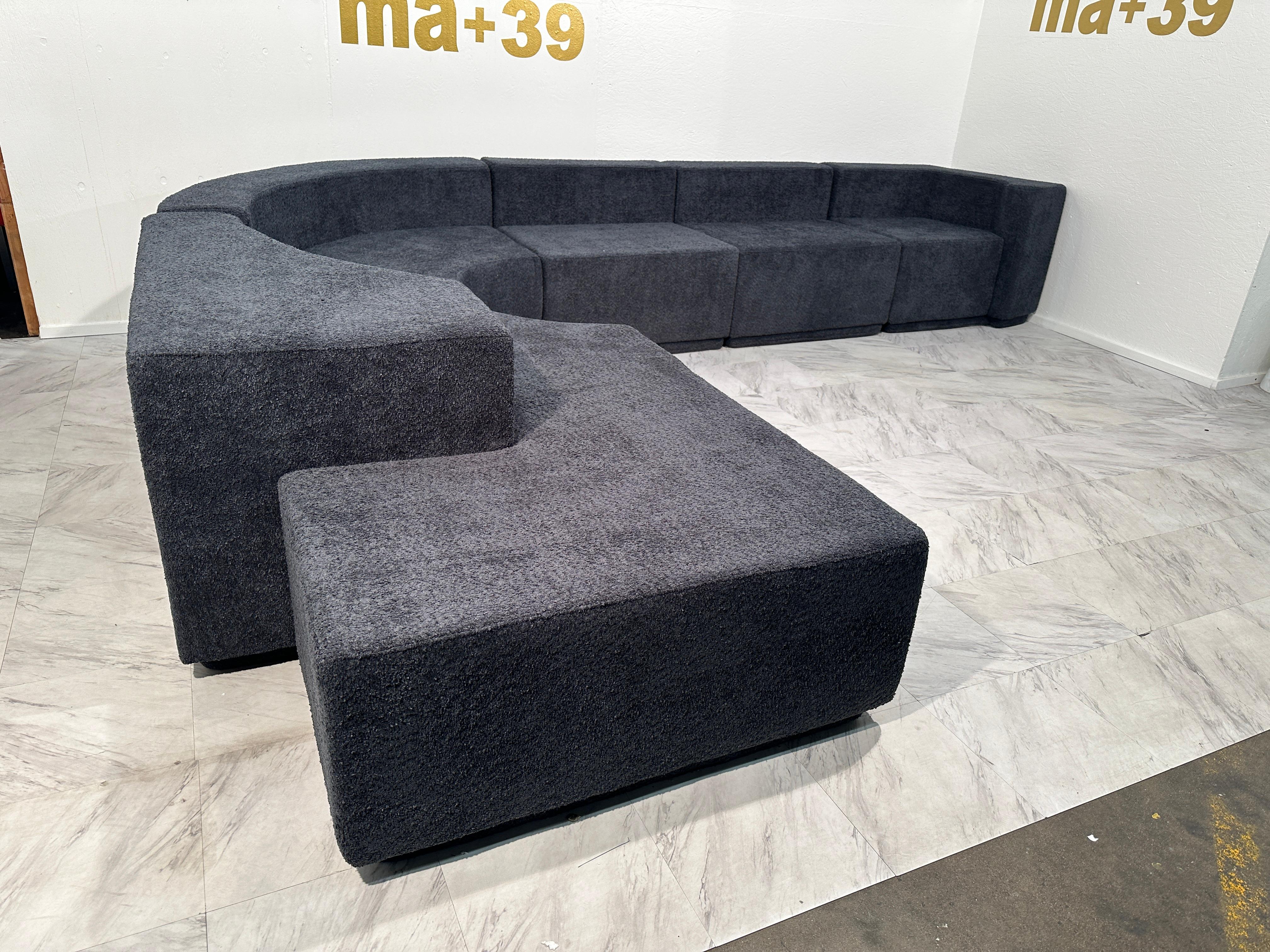 The Lara sofa, 1958 was designed by Roberto Pamio, Renato Toso and Noti Massari for Stilwood. Pamio and

Toso were close collaborators. Joined by Massari for the sofa project they appear to develop ideas led by Pierre Paulin, creating completely new