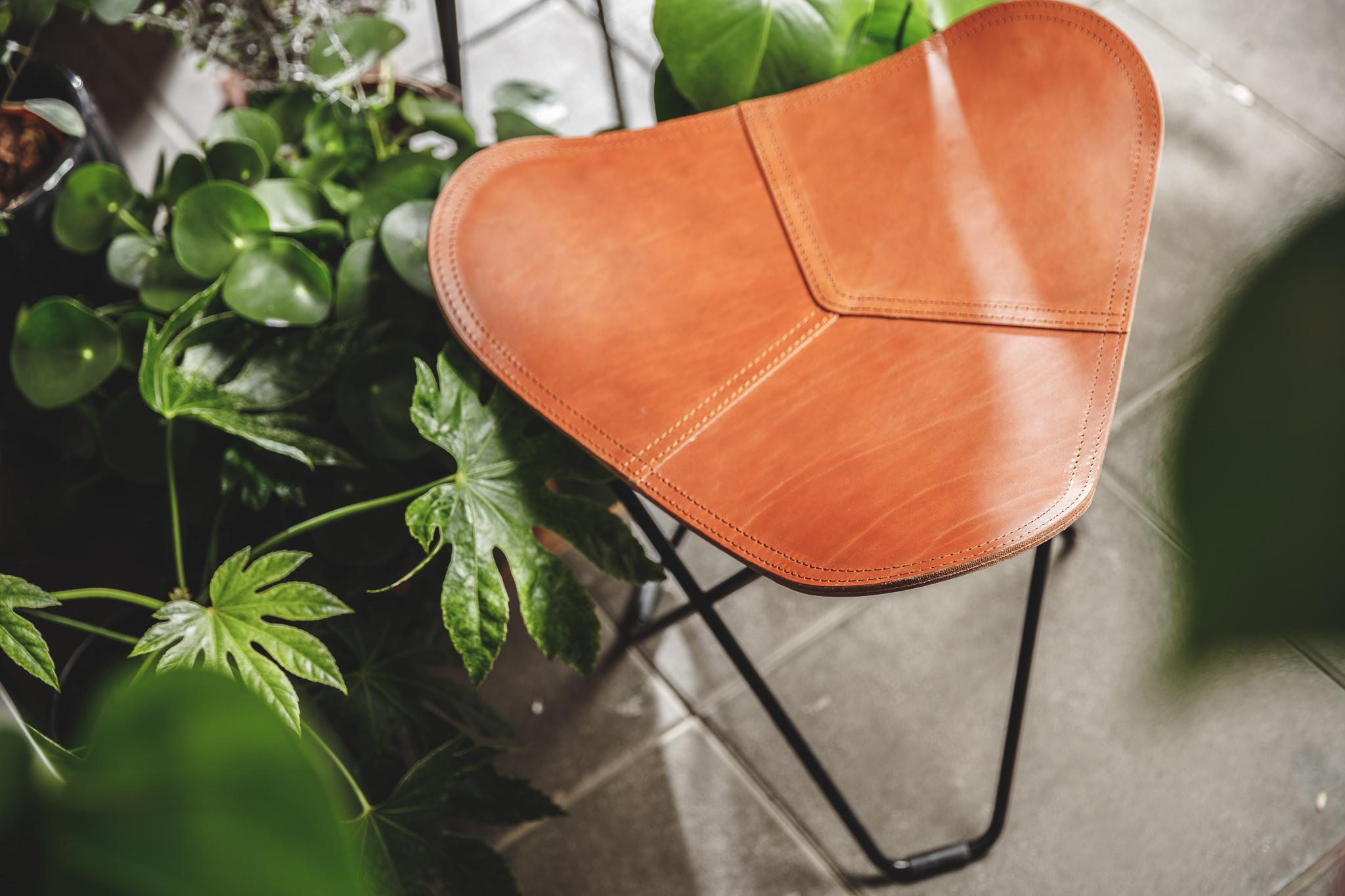 Postmoderno Pampa Flying Goose Footstool di Cuero Design in vendita