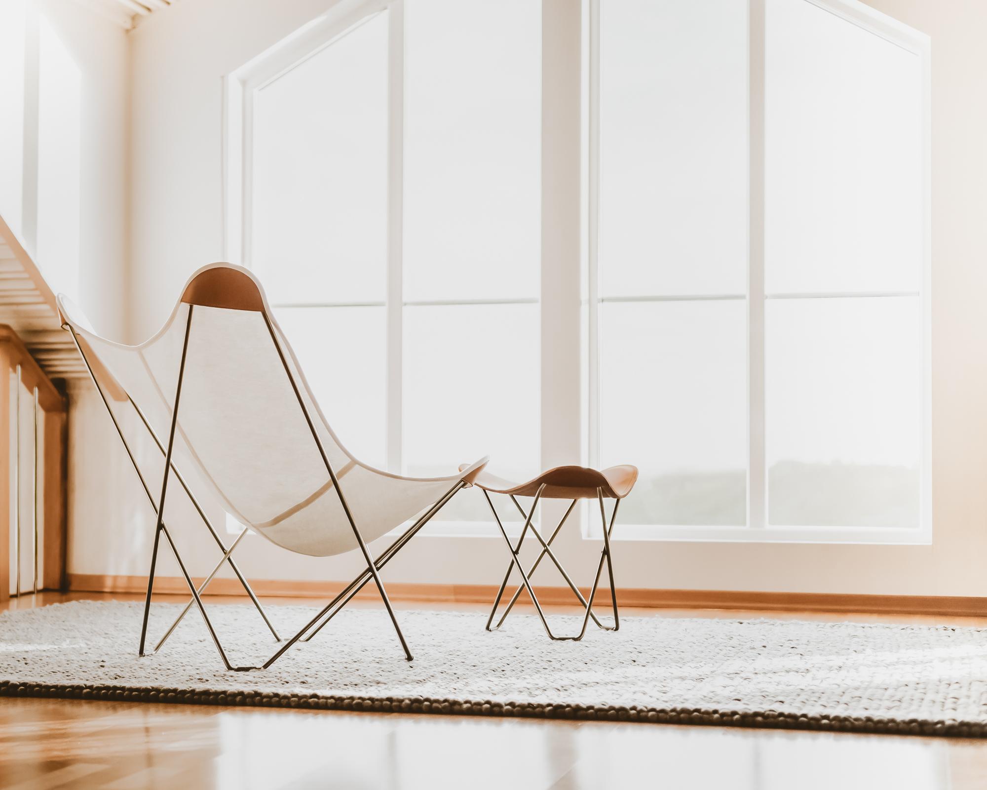XXI secolo e contemporaneo Pampa Flying Goose Footstool di Cuero Design in vendita