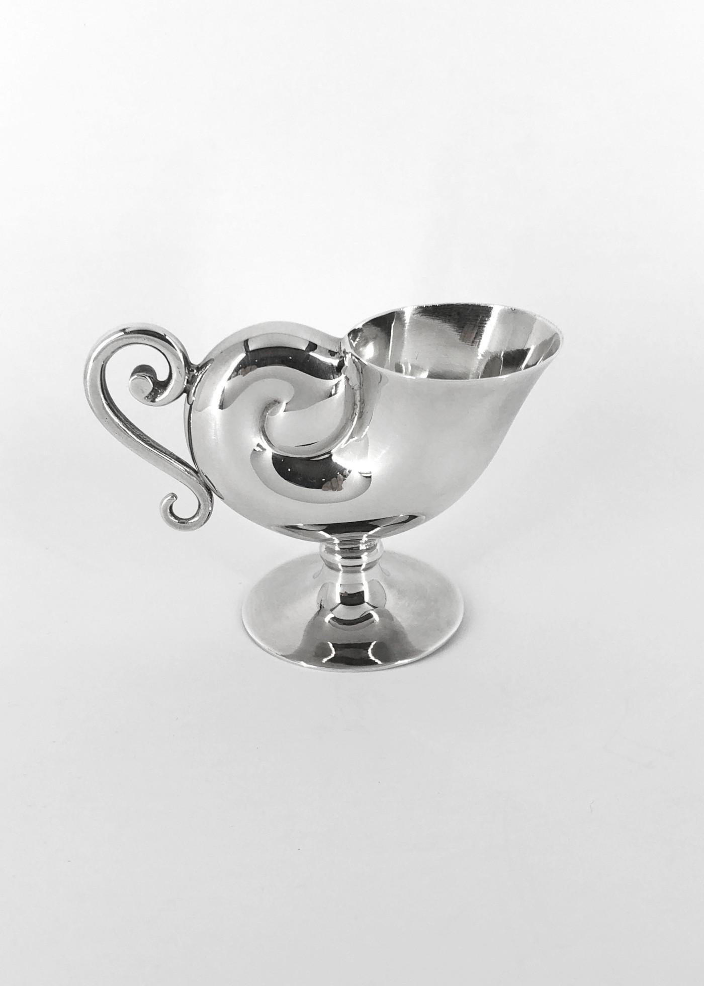 Bicchiere piccolo in argento 925/ooo prodotto da Pampaloni Firenze Italia, peso g 80, lunghezza cm 9, altezza cm 6, base diametro cm 4,5.
Tratto dagli schizzi originali dell'artista romano Giovanni Maggi del 1602.

Il pittore romano Giovanni Maggi