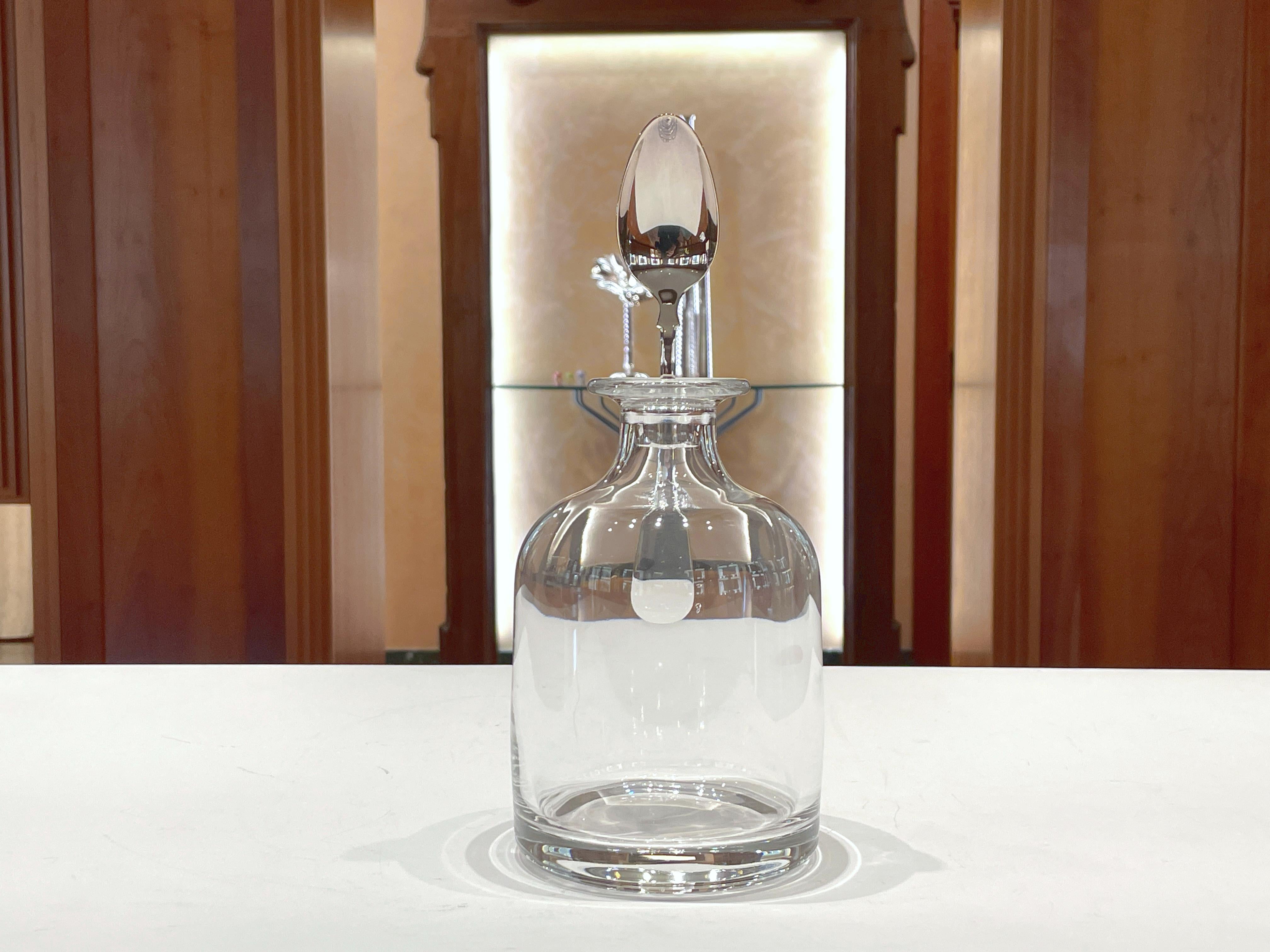 Pampaloni bottiglia in cristallo con tappo a cucchiaio in argento sterling 925/ooo

Peso complessivo 1100 g, peso del tappo cucchiaio 80 g.
Altezza totale cm 25, diametro 11 cm.
Made in Italy - Firenze

Nelle opere e gli argenti di Gianfranco