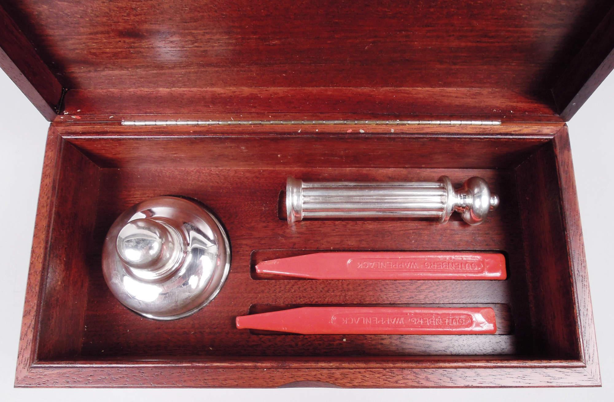 Set di ceralacca in argento classico moderno. Prodotto da Pampaloni in Italia. La lampada a spirito è dotata di una coppa a cupola e di un tappo a forma di tabacco da fiuto. Il timbro ha un'asta scanalata e un'impugnatura a sfera su un supporto a