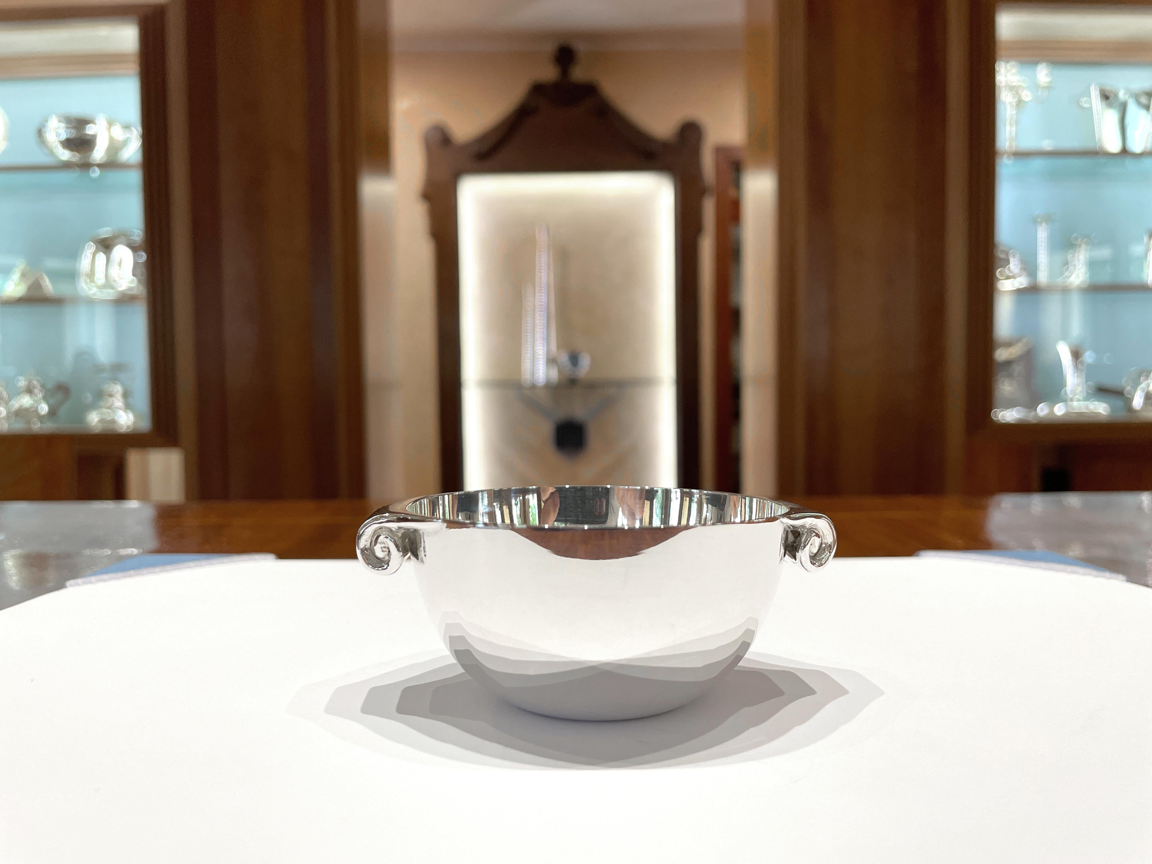 Vaso piccolo in argento 925/ooo,  prodotto da Pampaloni Firenze Italia. Peso g 70, diametro cm 7, altezza cm 3,8.

Superficie con finitura lucida, evidente il richiamo alla collezione Troia (LU4042223747202)
ma con design più pulito e linee più