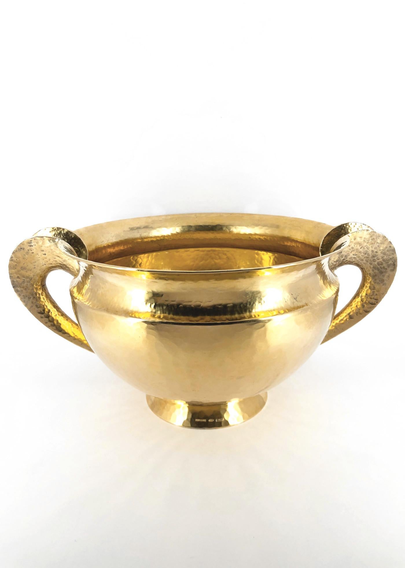 Vaso in argento 925/ooo e dorato in oro giallo, collezione Troia, prodotto da Pampaloni Firenze Italia. Peso g 900, diametro cm 19,5, incluso i manici cm 27, altezza cm 12,5. Diametro base cm 9,5
Superficie martellata con finitura opaca.

La