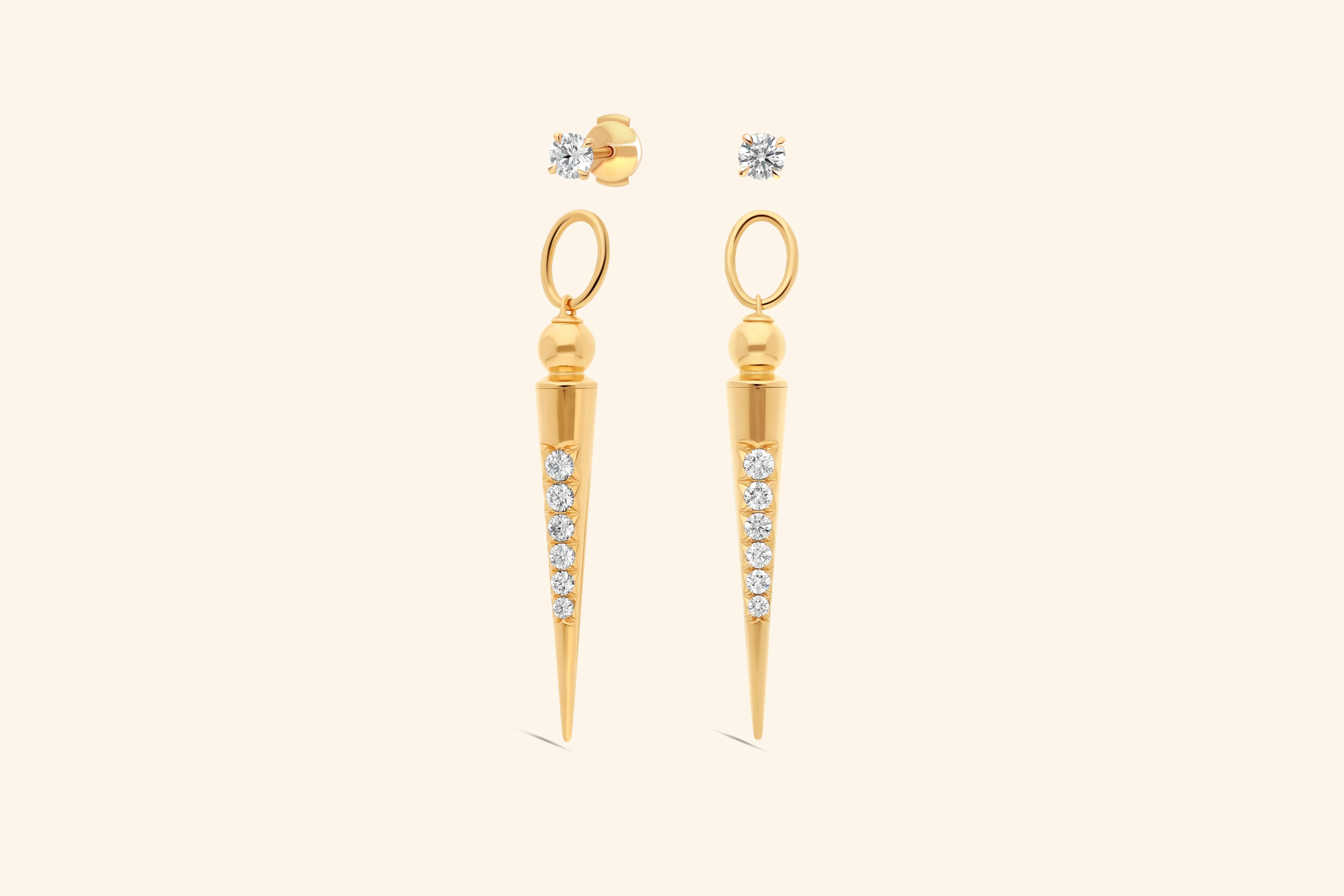 Porté à l'oreille ou en pendentif au bout d'une chaîne. La Pampille, emblème historique de Rouvenat, peut être portée au singulier ou collectionnée au pluriel.

Ici, les boucles d'oreilles Pampille en or jaune poli présentent chacune un diamant