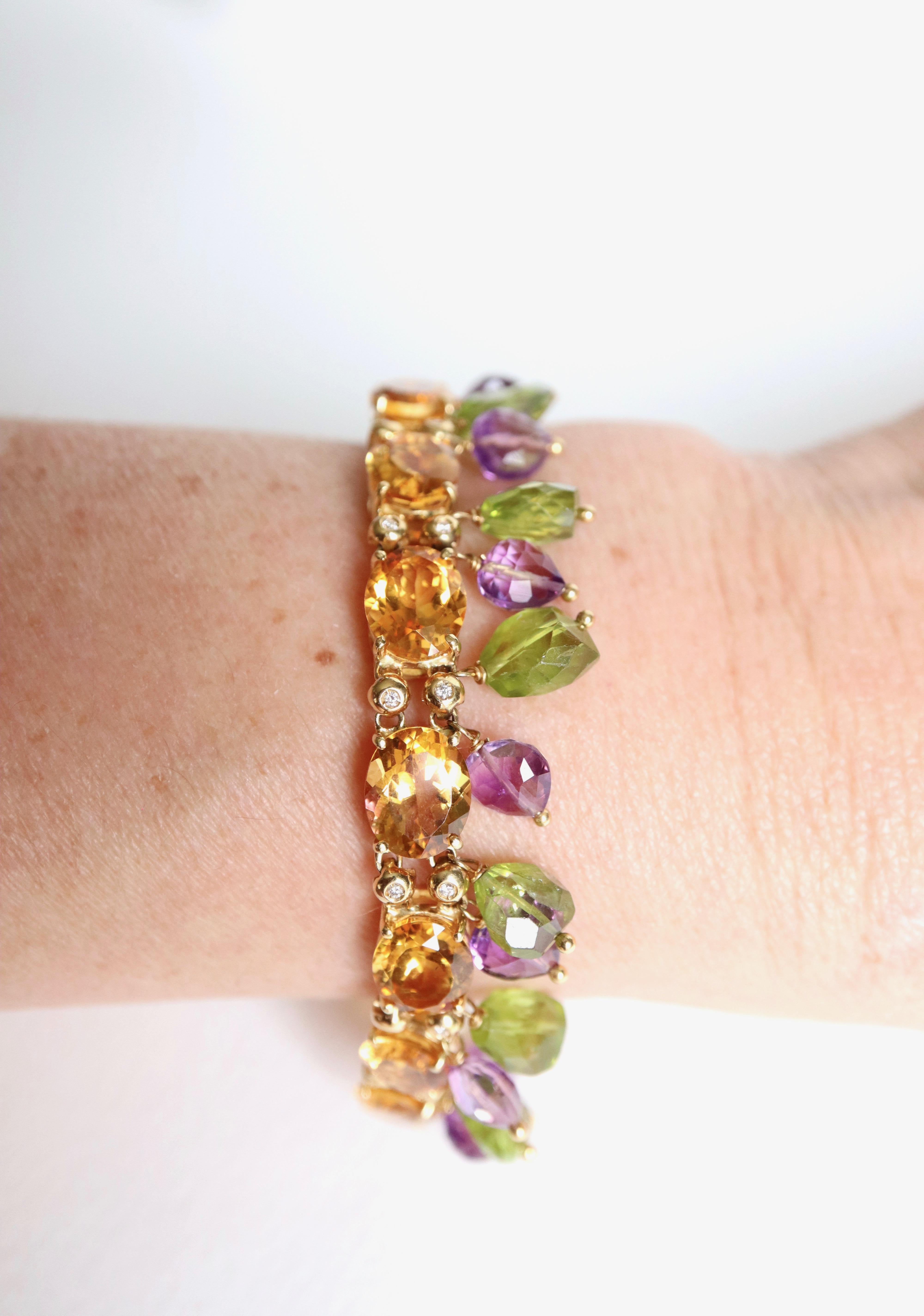 Pulsera Pampilles de Oro amarillo 18 quilates Citrinos Peridoto Amatista y Diamantes
La pulsera se compone de 12 Citrinos grandes (longitud 1 cm Anchura 0,8cm) alternando dos Diamantes pequeños engarzados cerrados reteniendo Colgantes tamaño