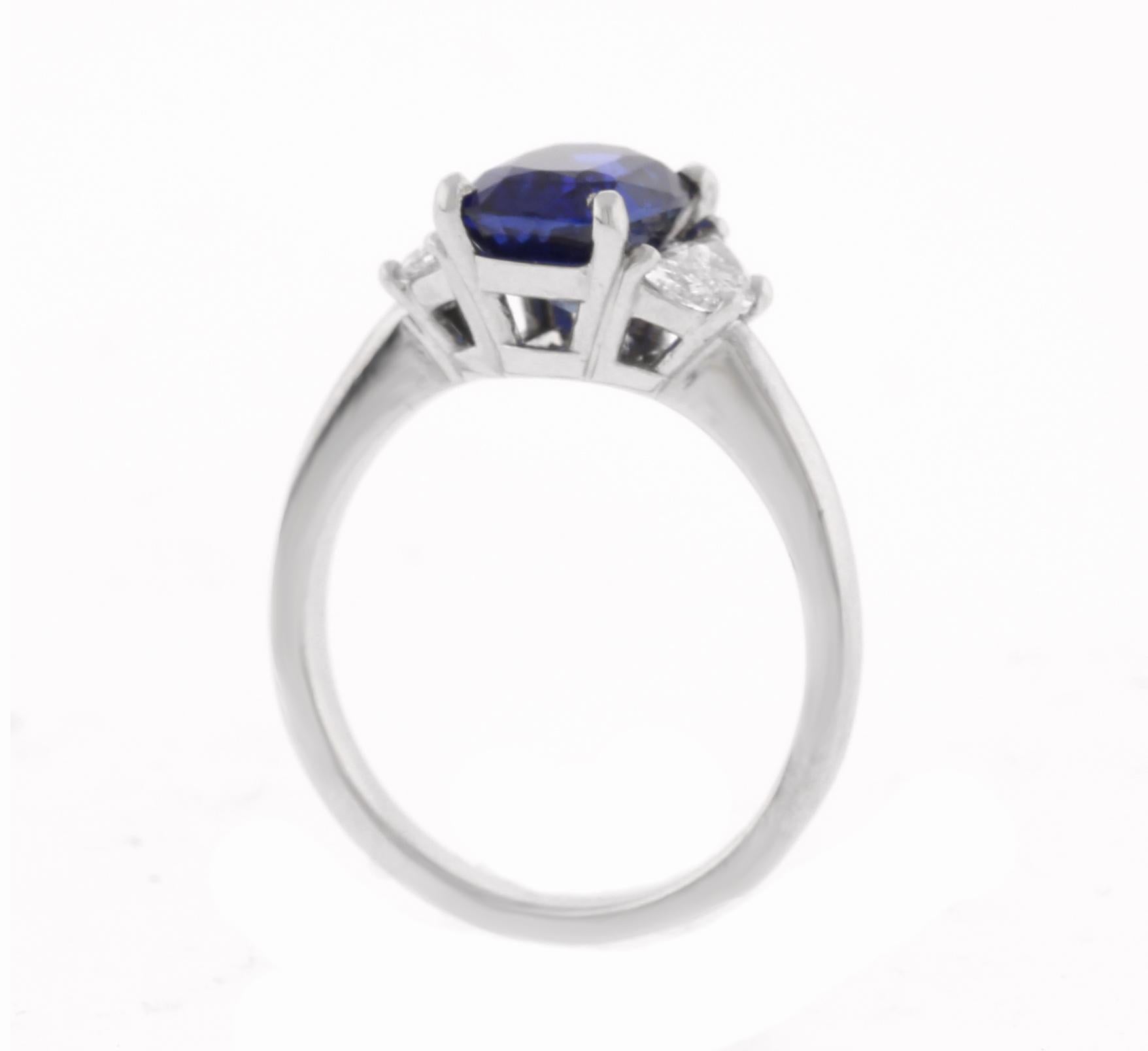 Les maîtres joailliers de Pampillonia ont créé un chef-d'œuvre d'élégance et de beauté intemporelle : une bague trois pierres en platine ornée d'un magnifique saphir sans chaleur de 2,39 carats provenant de Madagascar, certifié par AGL. Ce saphir