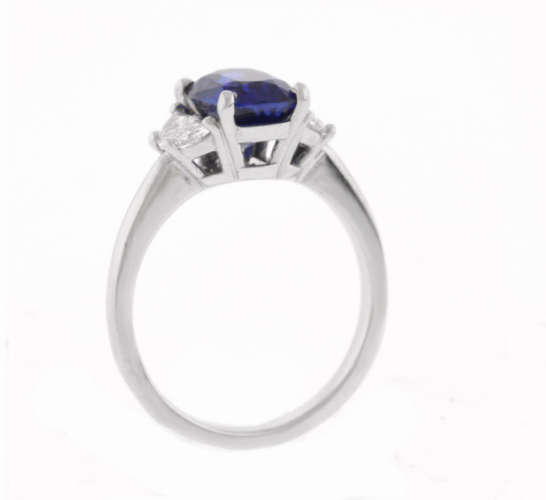Pampillonia, bague à trois pierres avec saphir non chauffé de 2,39 carats et diamant demi-lune Neuf - En vente à Bethesda, MD