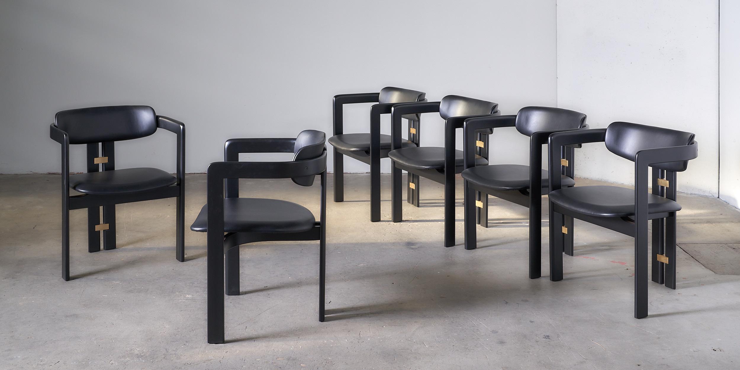 Der Esszimmerstuhl Pamplona von Augusto Savini für Pozzi, Italien, 1965, ist ein wunderschönes Möbelstück, das Komfort, Stil und Funktionalität auf harmonische Weise vereint. Dieser Stuhl wurde von dem berühmten italienischen Designer Augusto Savini