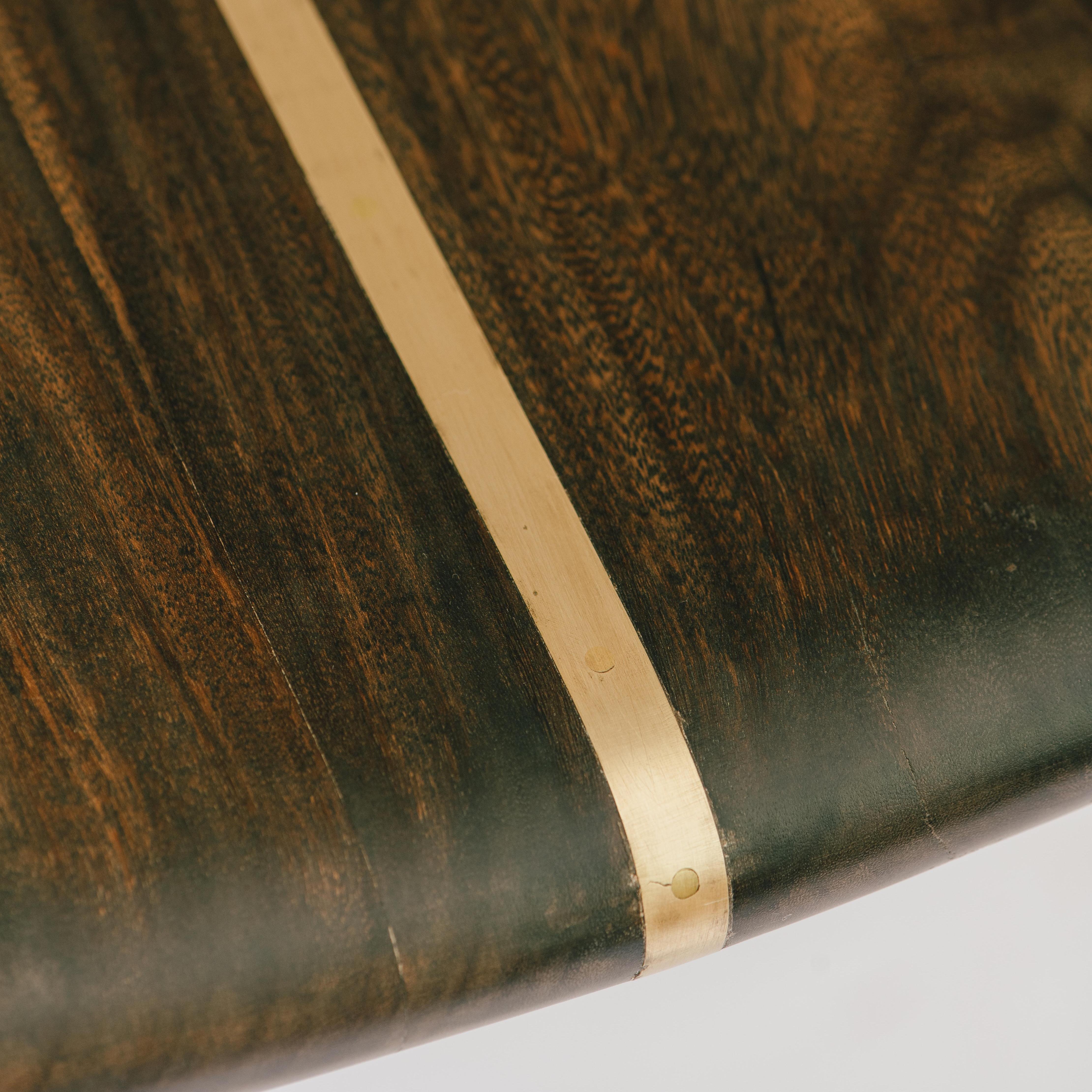 Mesa Pamunu, única en su especie, madera de Nedun, incrustaciones de latón macizo, hecha a mano en Nuevo estado para la venta en Palma, ES