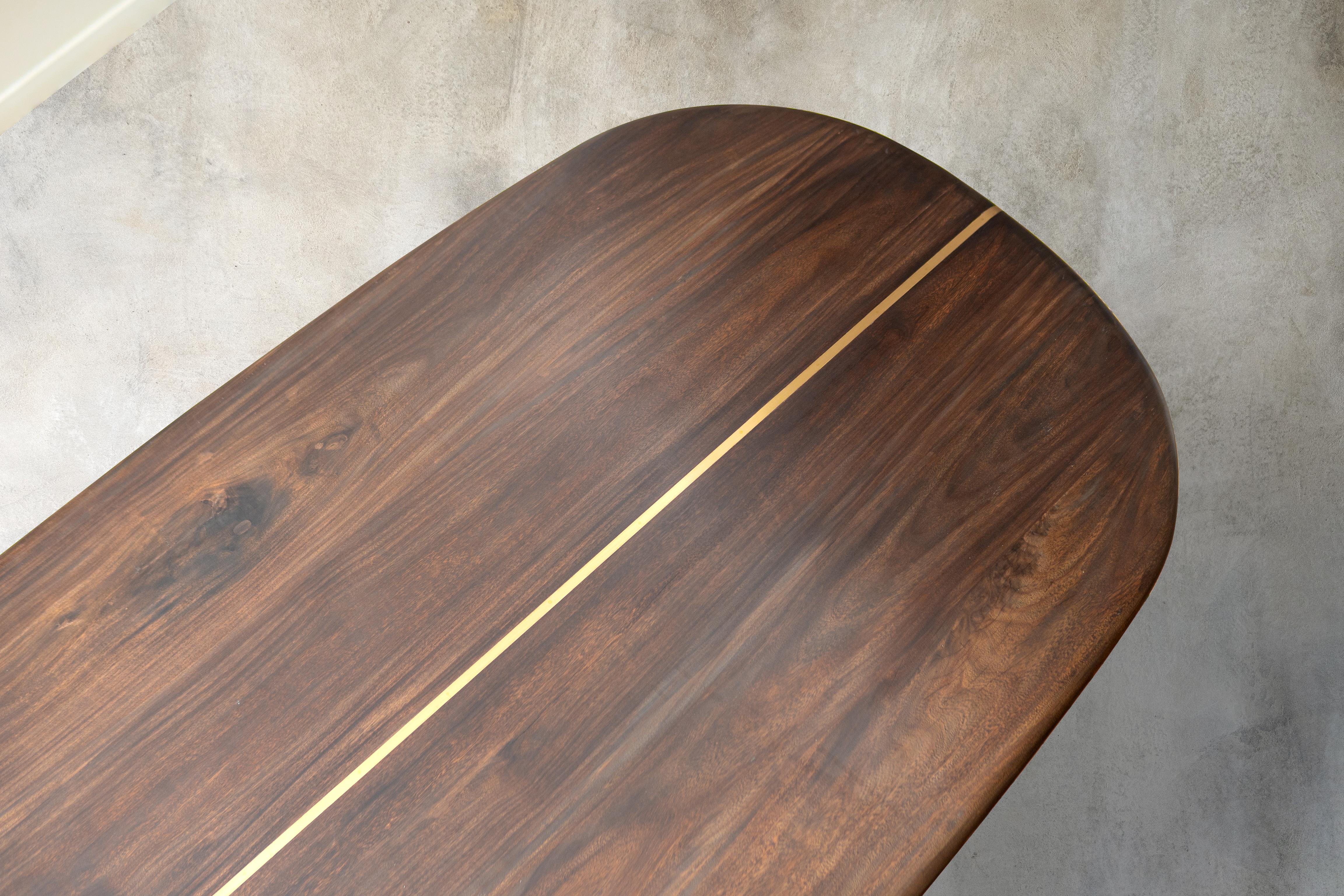 Mesa Pamunu, única en su especie, madera de Nedun, incrustaciones de latón macizo, hecha a mano Siglo XXI y contemporáneo en venta