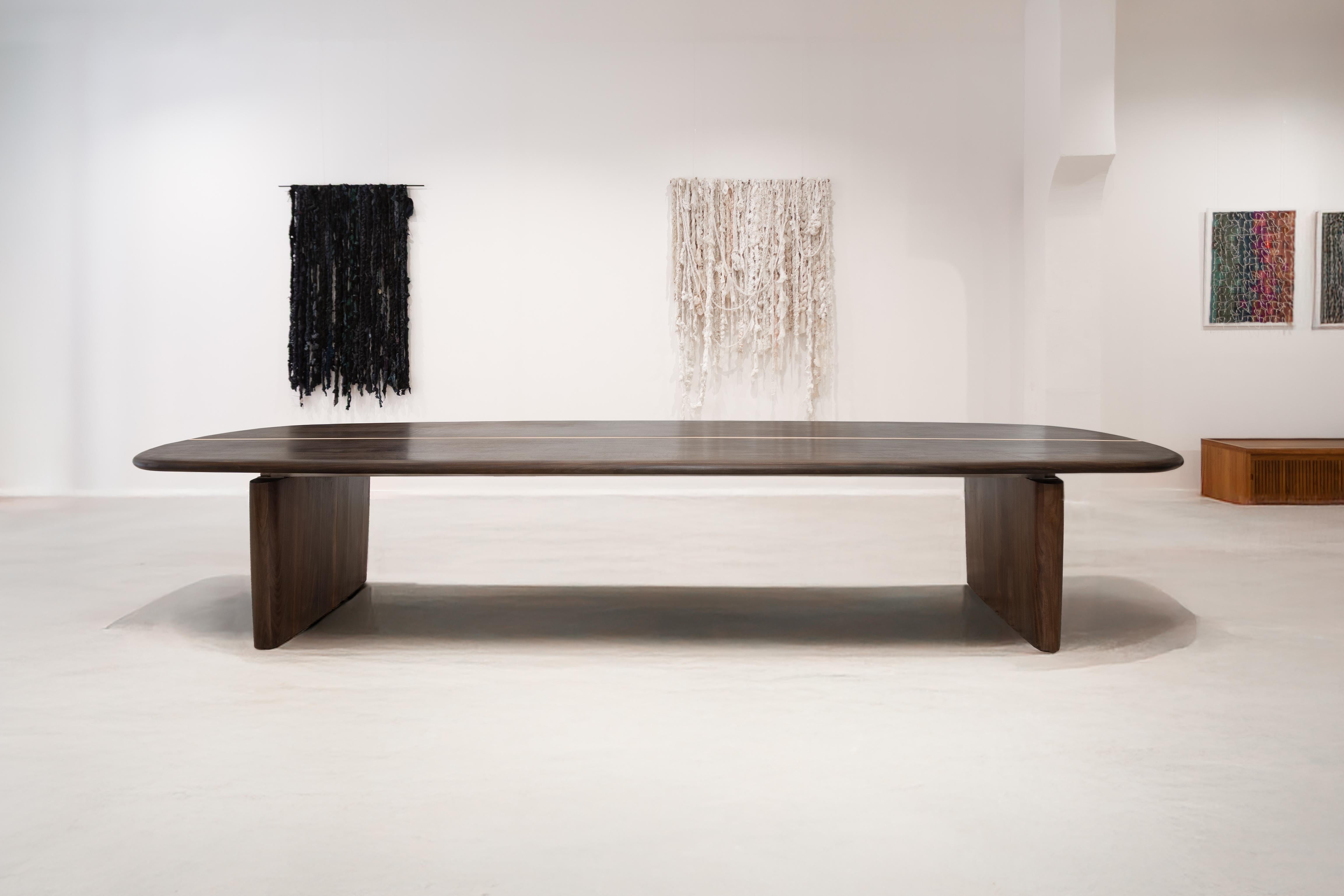 Mesa Pamunu, única en su especie, madera de Nedun, incrustaciones de latón macizo, hecha a mano Latón en venta