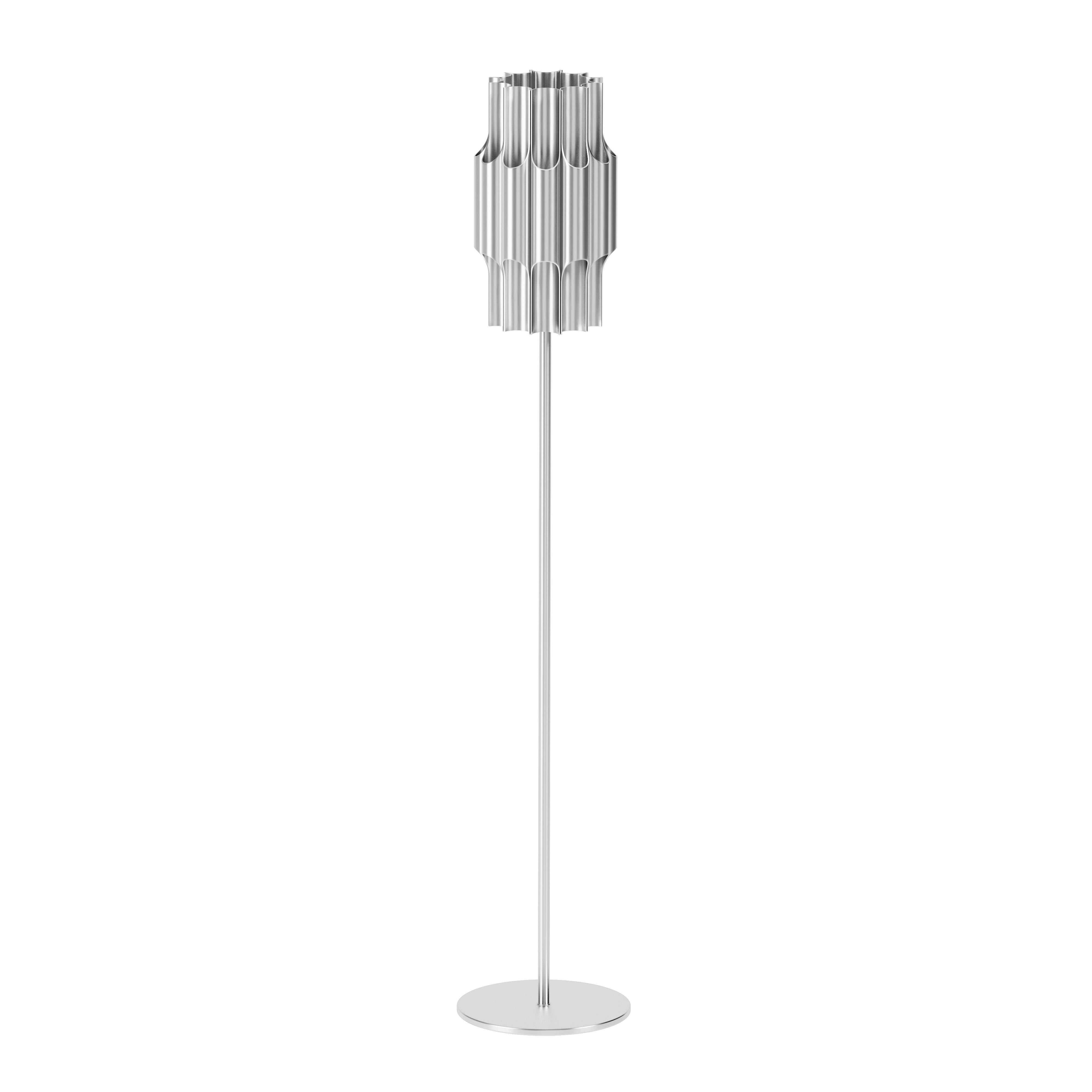 Lampada da terra Pan / 190 firmata da Bent Karlby per Lyfa

Alluminio 
D 19 cm H 130 cm 

Presa di corrente: E27 Max 60W

Corde: 3m in plastica bianca con interruttore

PAN è un pezzo di grande impatto visivo progettato da Bent Karlby nel 1970, che