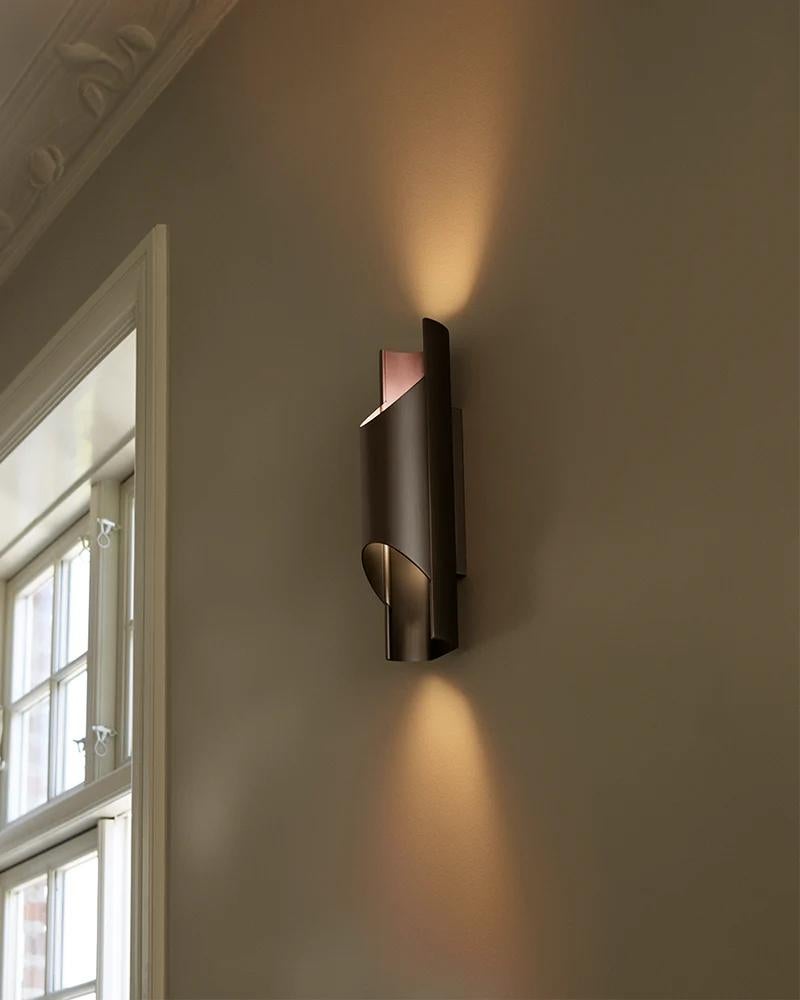 Wall lamp pan / 95 by LYFA
Wall lamp pan / 95 signed by Bent Karlby for LYFA

Polished aluminum / Bronze finish

Measures: L.95 mm, H.360 mm.

Plastic wire (white) 250cm
Bulbs: E27 max 40W (110V)

--
Pan wall 95 has two internal light sources.