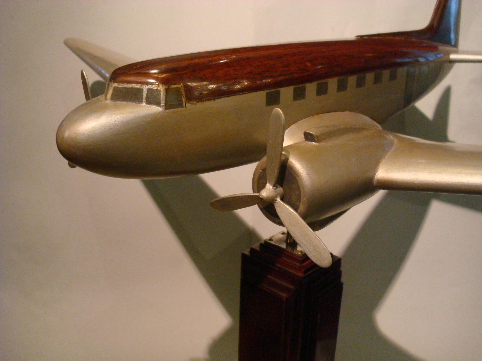 20ième siècle Modèle de bureau d'avion Art Déco Pan-Am DC3 en bois, milieu du siècle dernier en vente