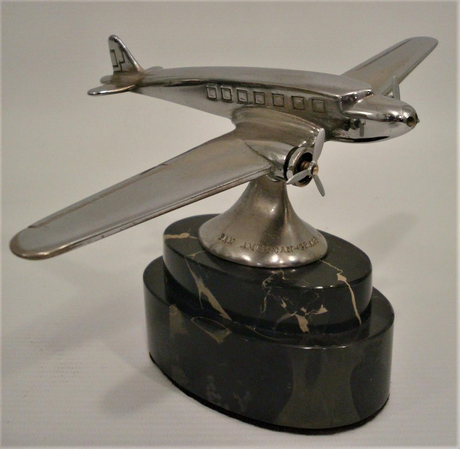 Laiton Presse-papier publicitaire Pan American Airways - Grace Airplane Model. c1930's en vente